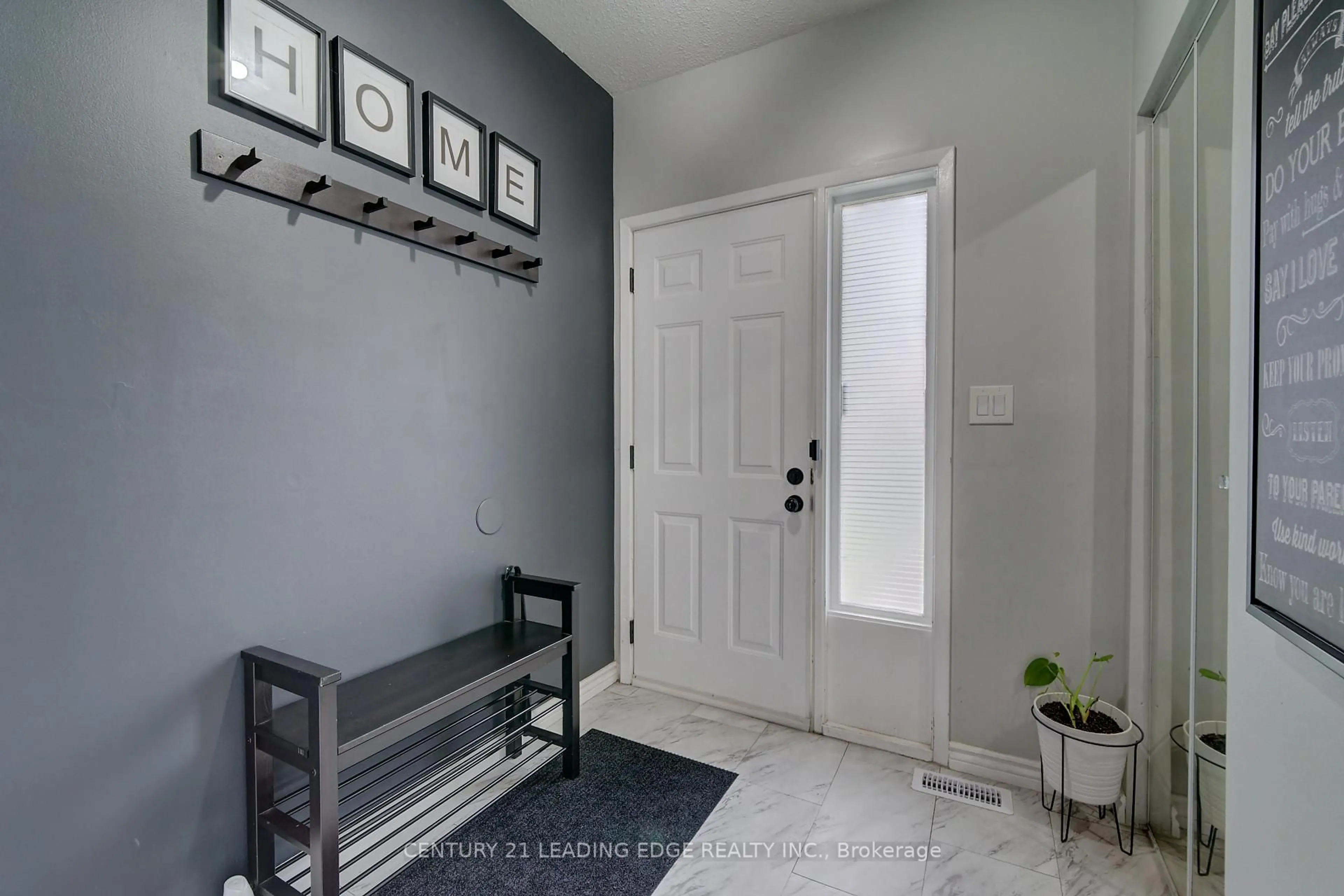 Indoor entryway for 85 Albright Rd #8, Hamilton Ontario L8K 6H1