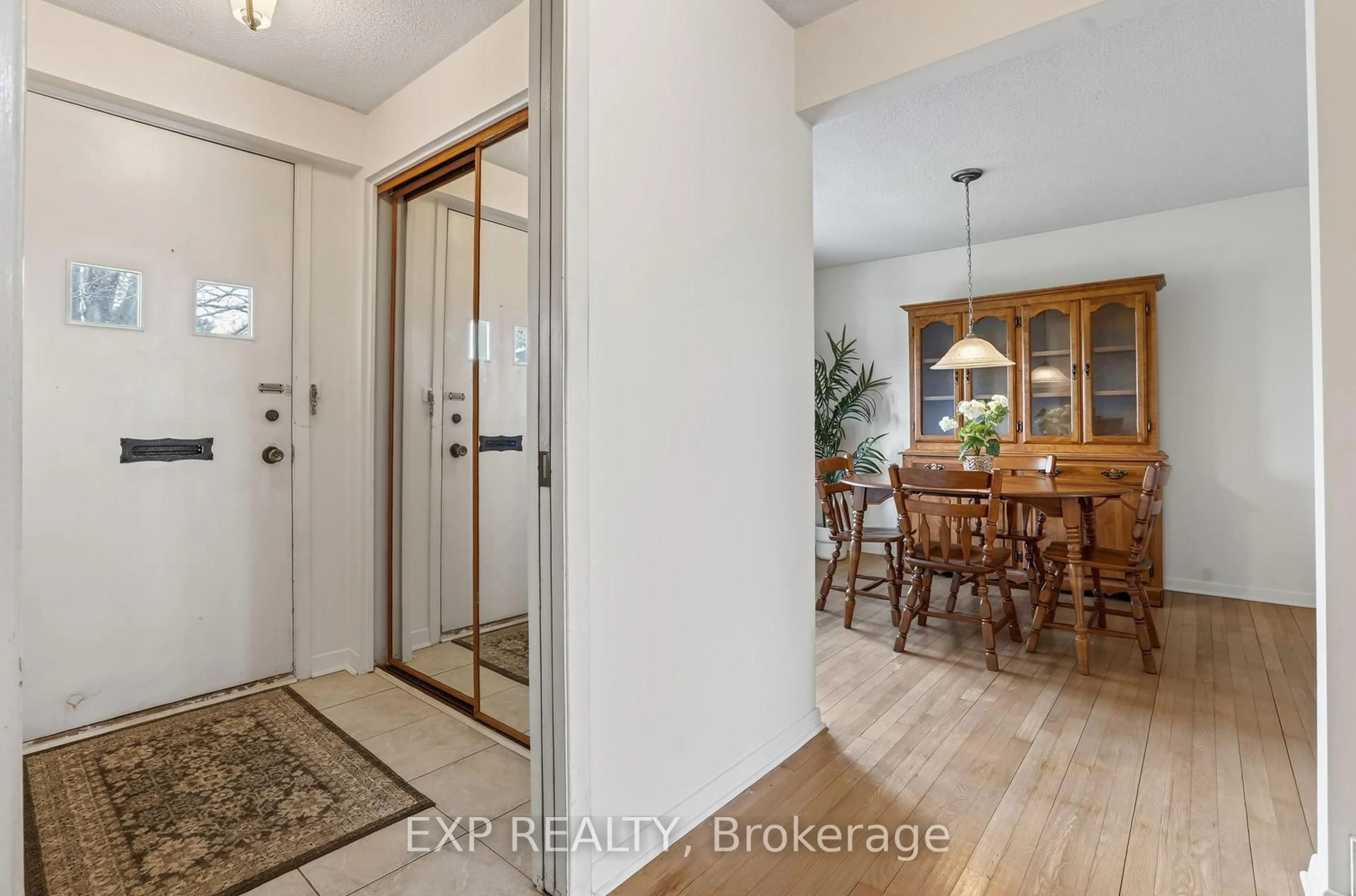 Indoor entryway for 652 Glenhurst Cres, Ottawa Ontario K1J 7B7