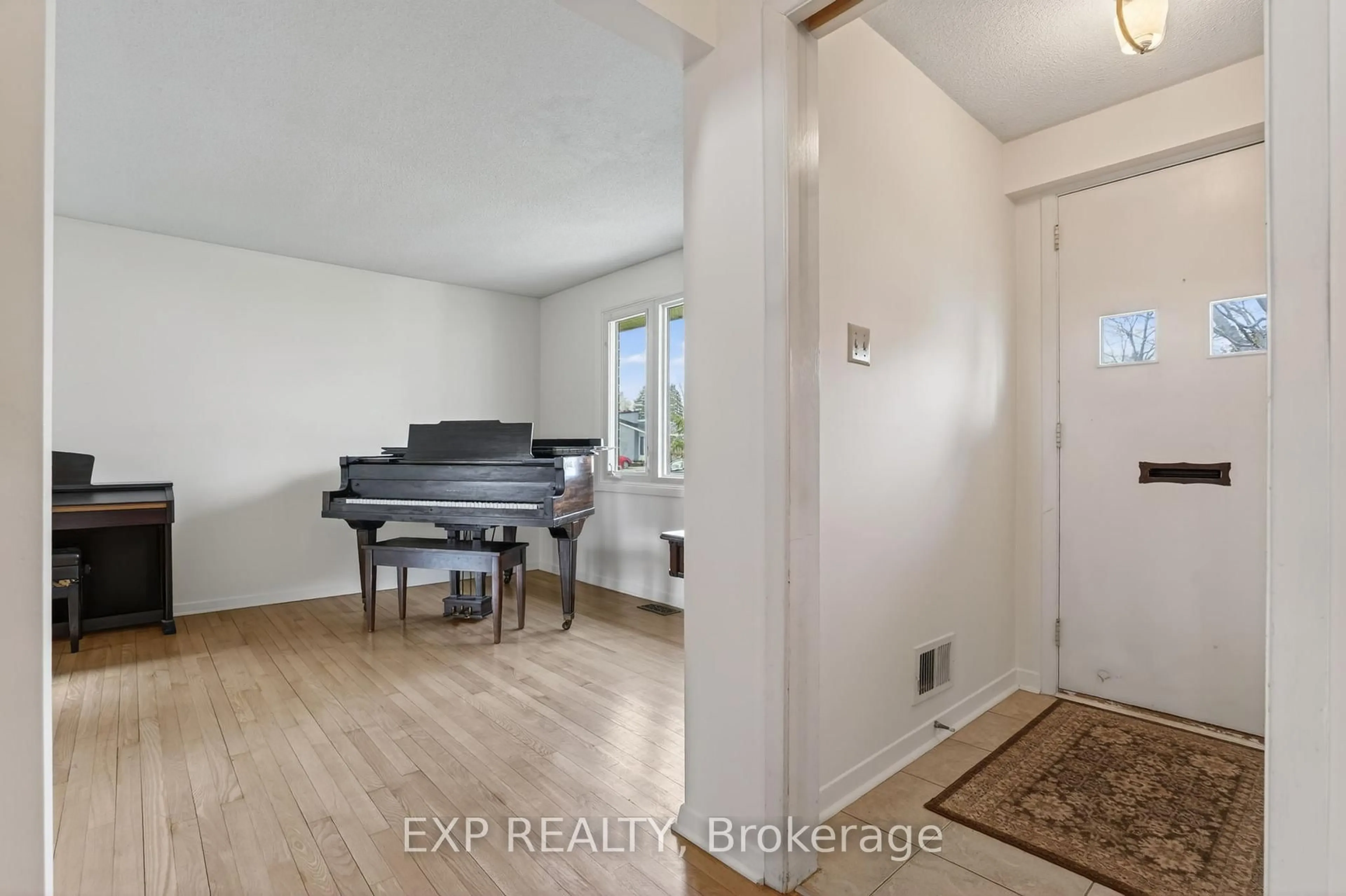 A pic of a room for 652 Glenhurst Cres, Ottawa Ontario K1J 7B7