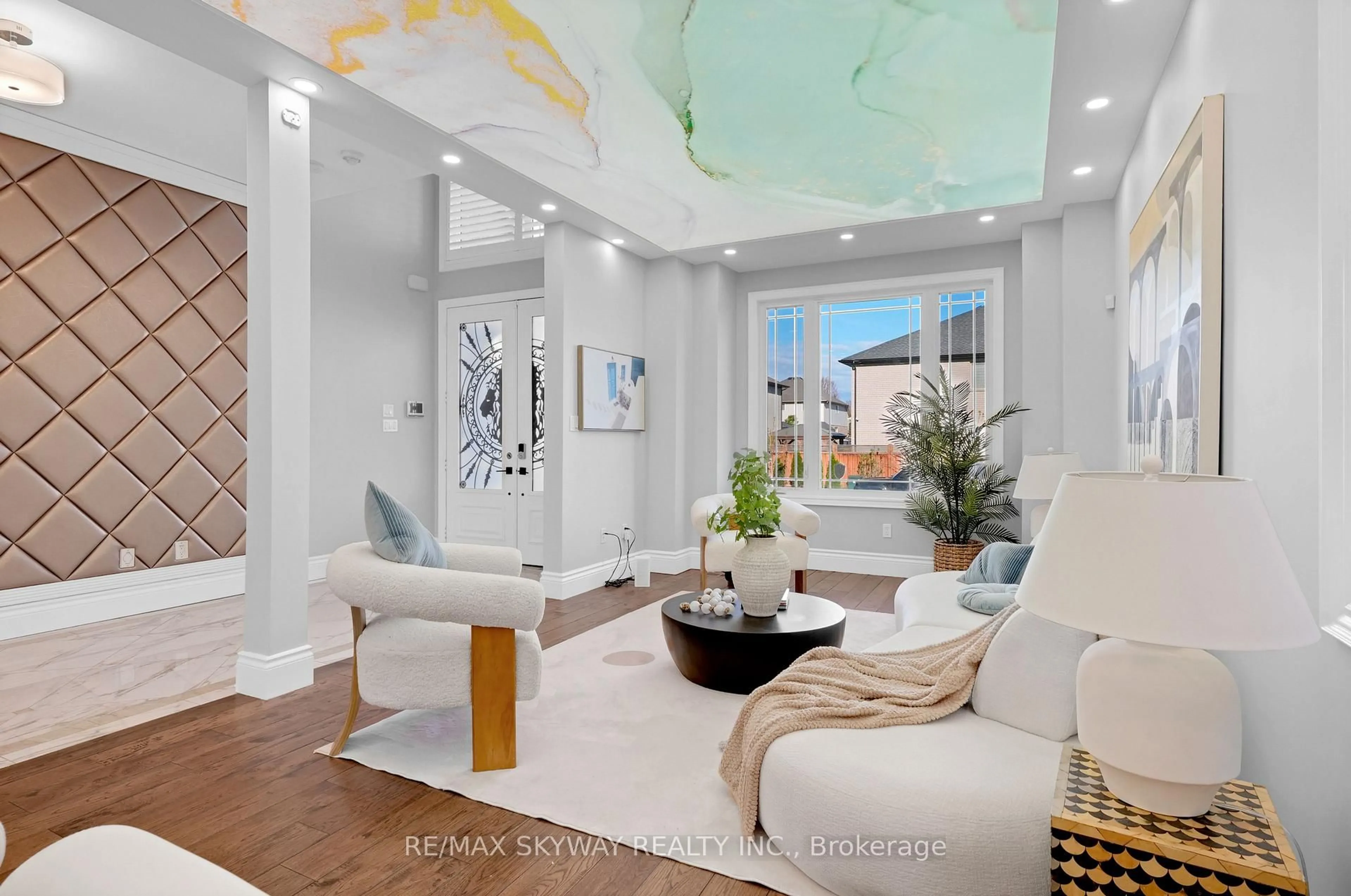 Living room with furniture, ceramic/tile floor for 7 Riesling Crt, Hamilton Ontario L8G 0B4