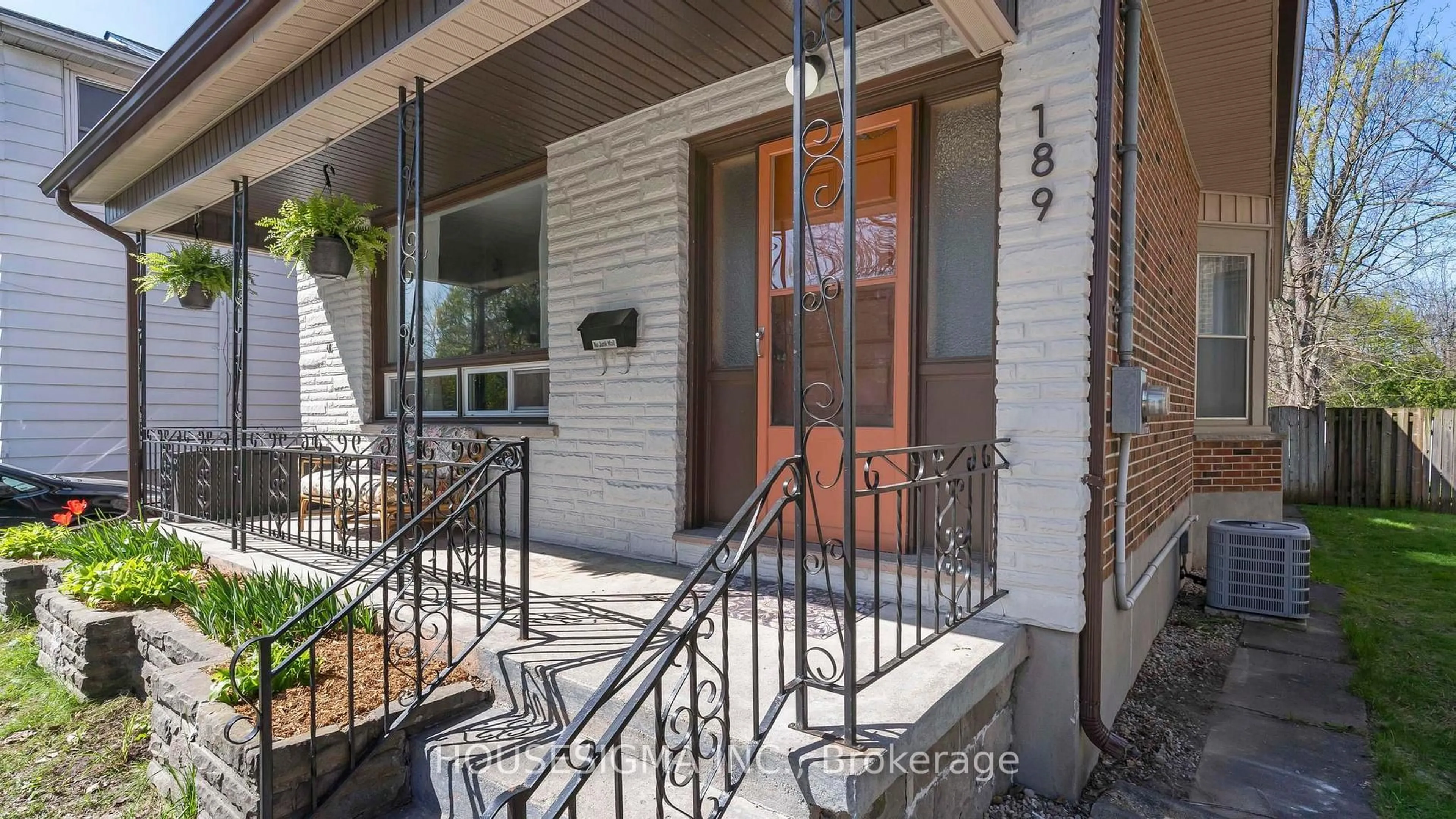 Indoor entryway for 189 Colborne St, London East Ontario N6B 2S3