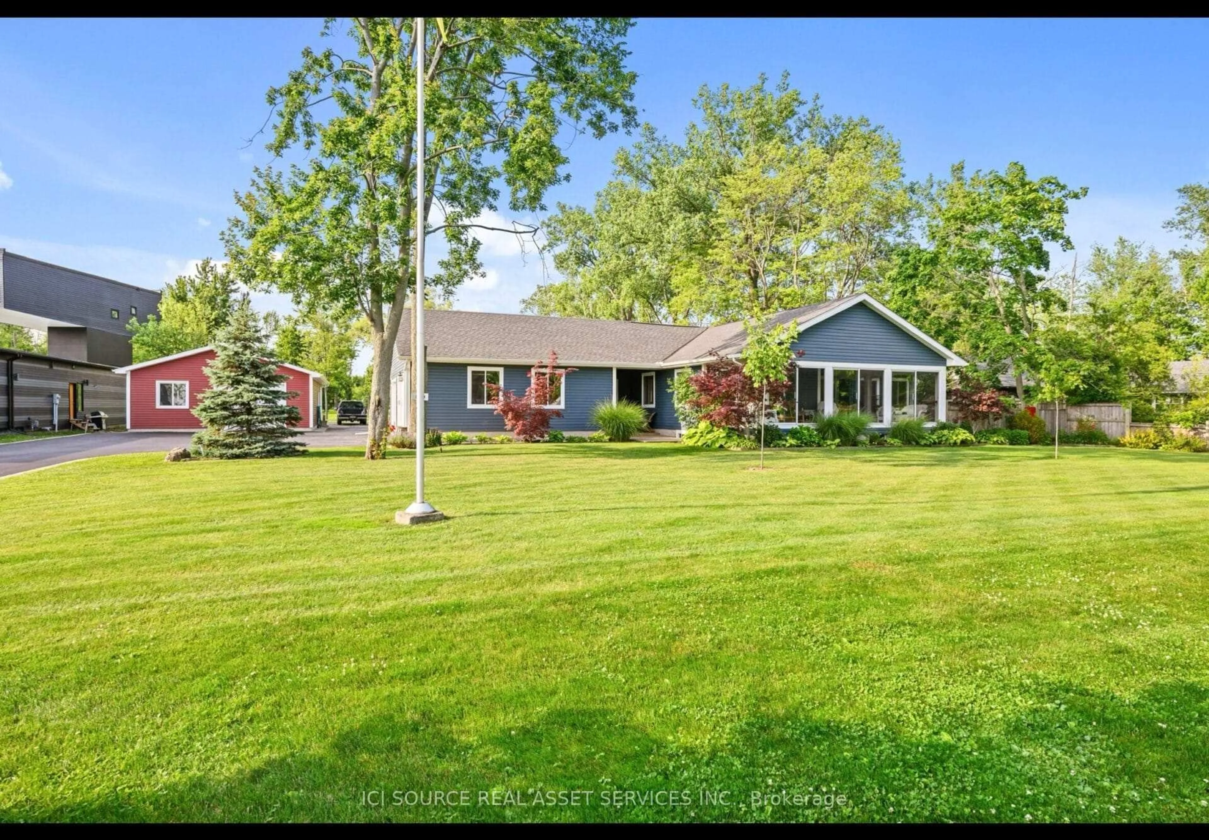 A pic from outside/outdoor area/front of a property/back of a property/a pic from drone, unknown for 880 Edgemere Rd, Fort Erie Ontario L2A 1A8