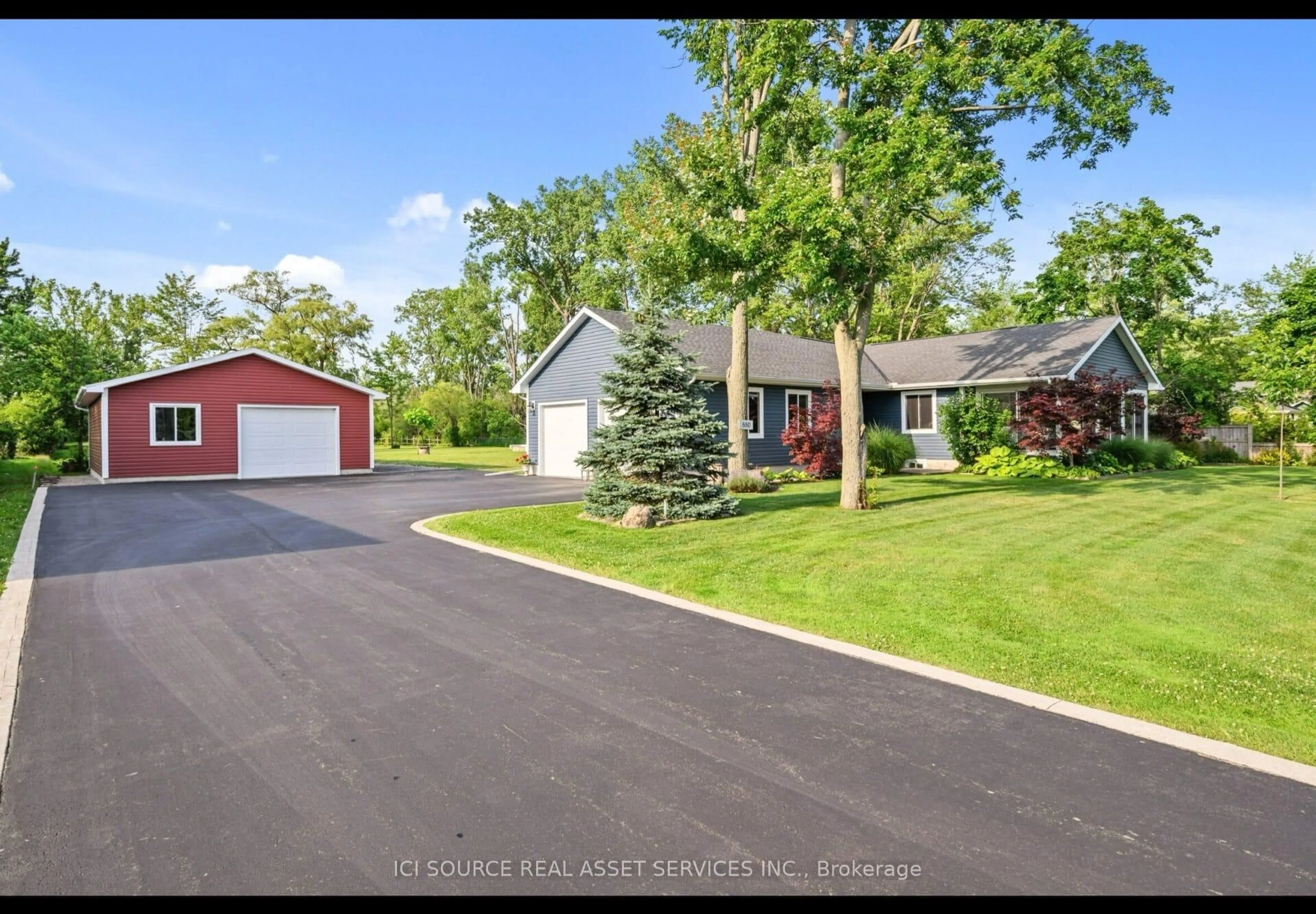 A pic from outside/outdoor area/front of a property/back of a property/a pic from drone, street for 880 Edgemere Rd, Fort Erie Ontario L2A 1A8