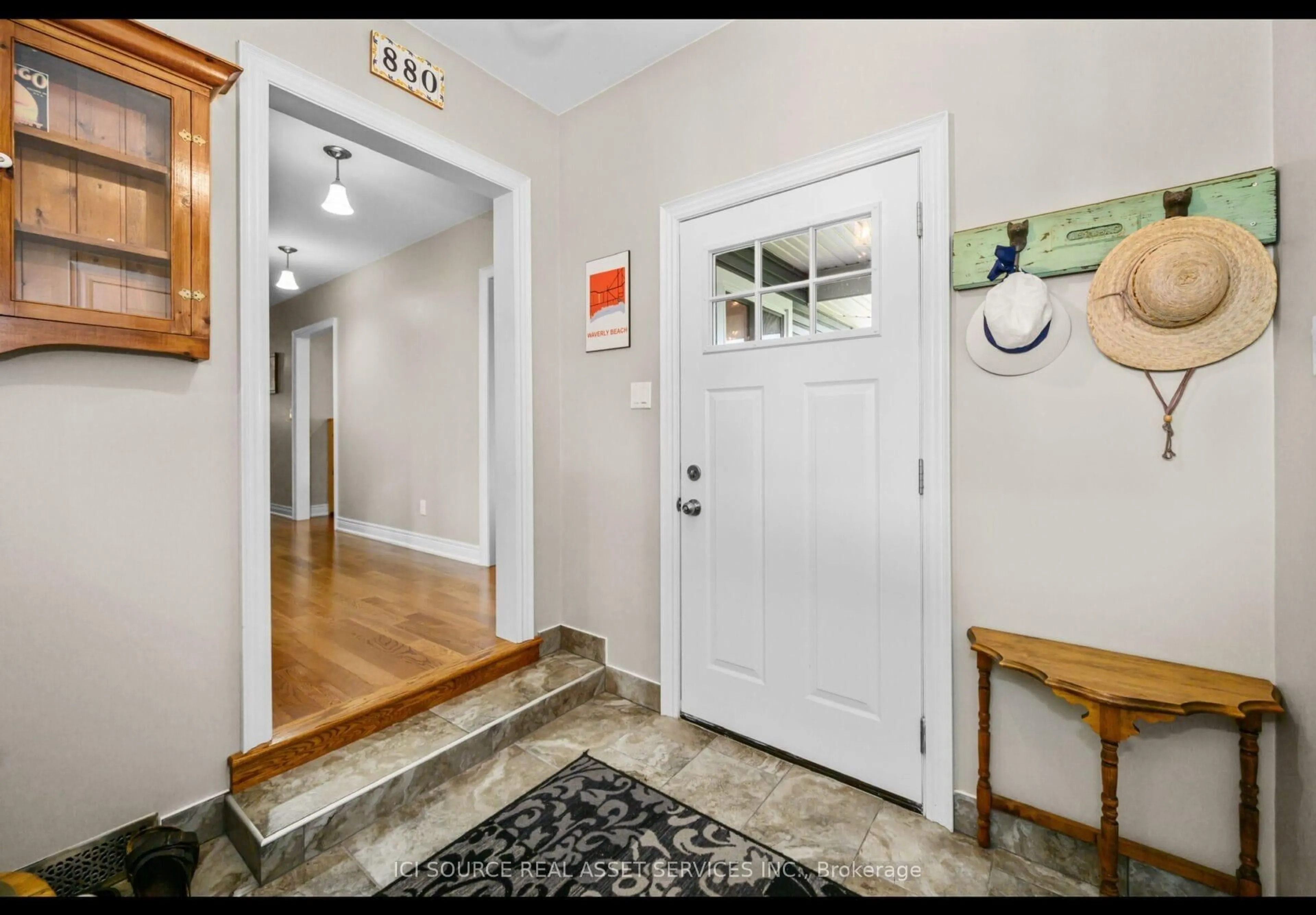 Indoor entryway for 880 Edgemere Rd, Fort Erie Ontario L2A 1A8