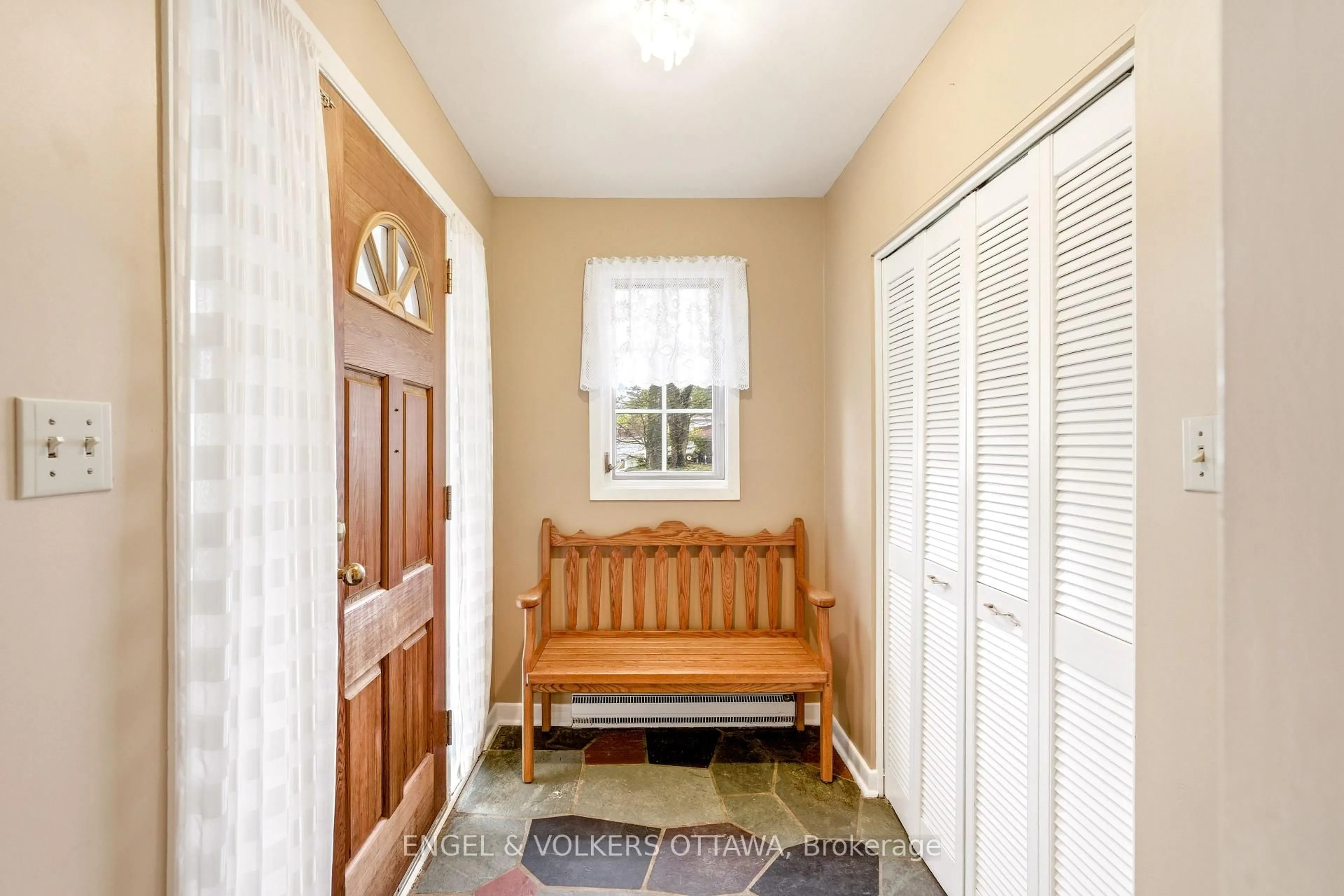Indoor entryway for 1974 Norway Cres, Ottawa Ontario K1H 5N7