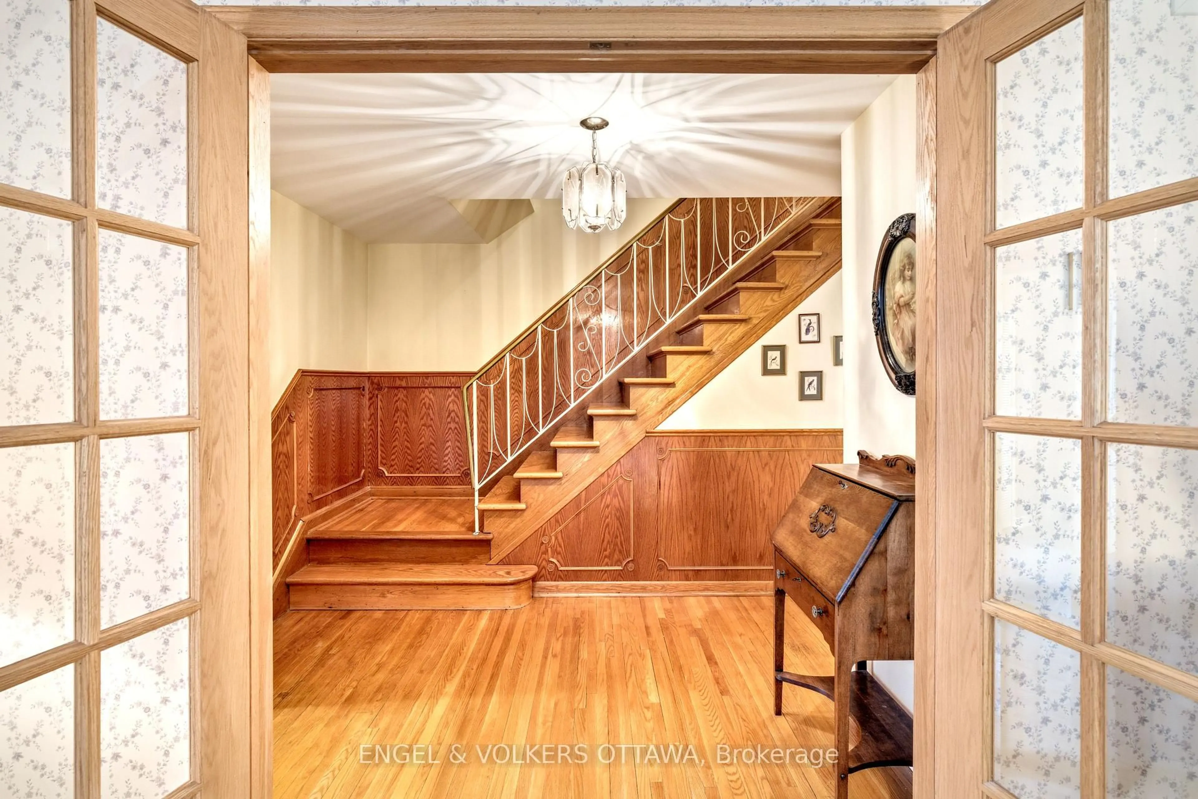 Indoor foyer for 1974 Norway Cres, Ottawa Ontario K1H 5N7