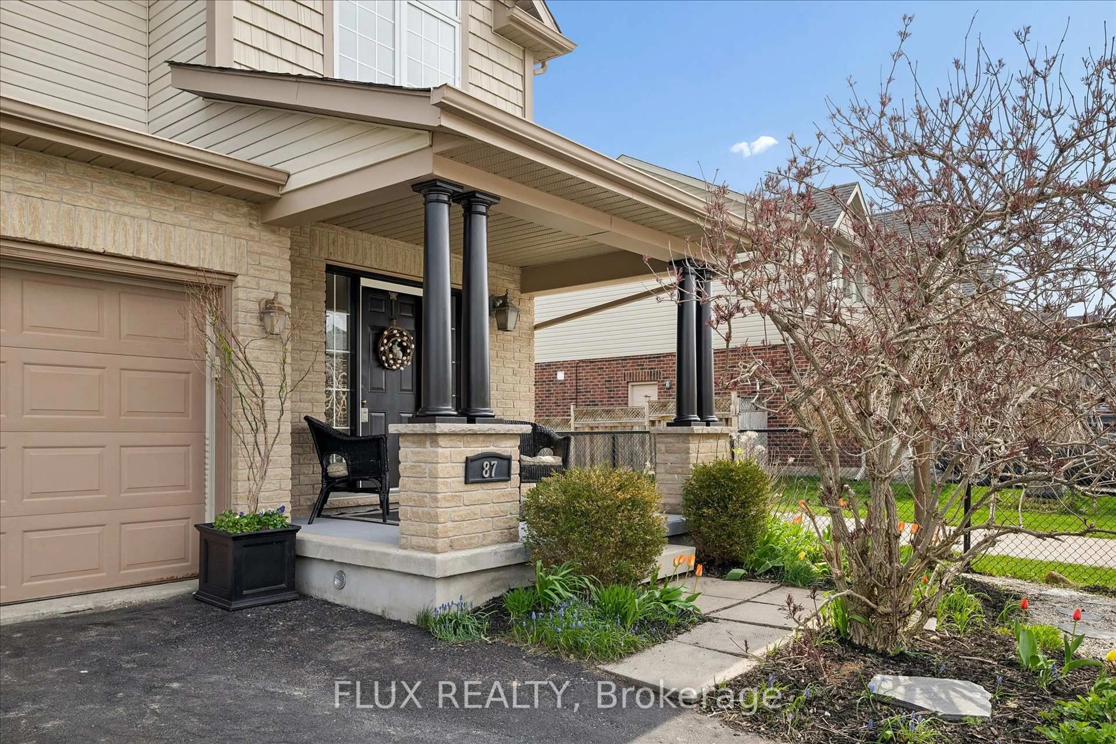 Indoor entryway for 87 Sugar King Dr, Woolwich Ontario N3B 3N9