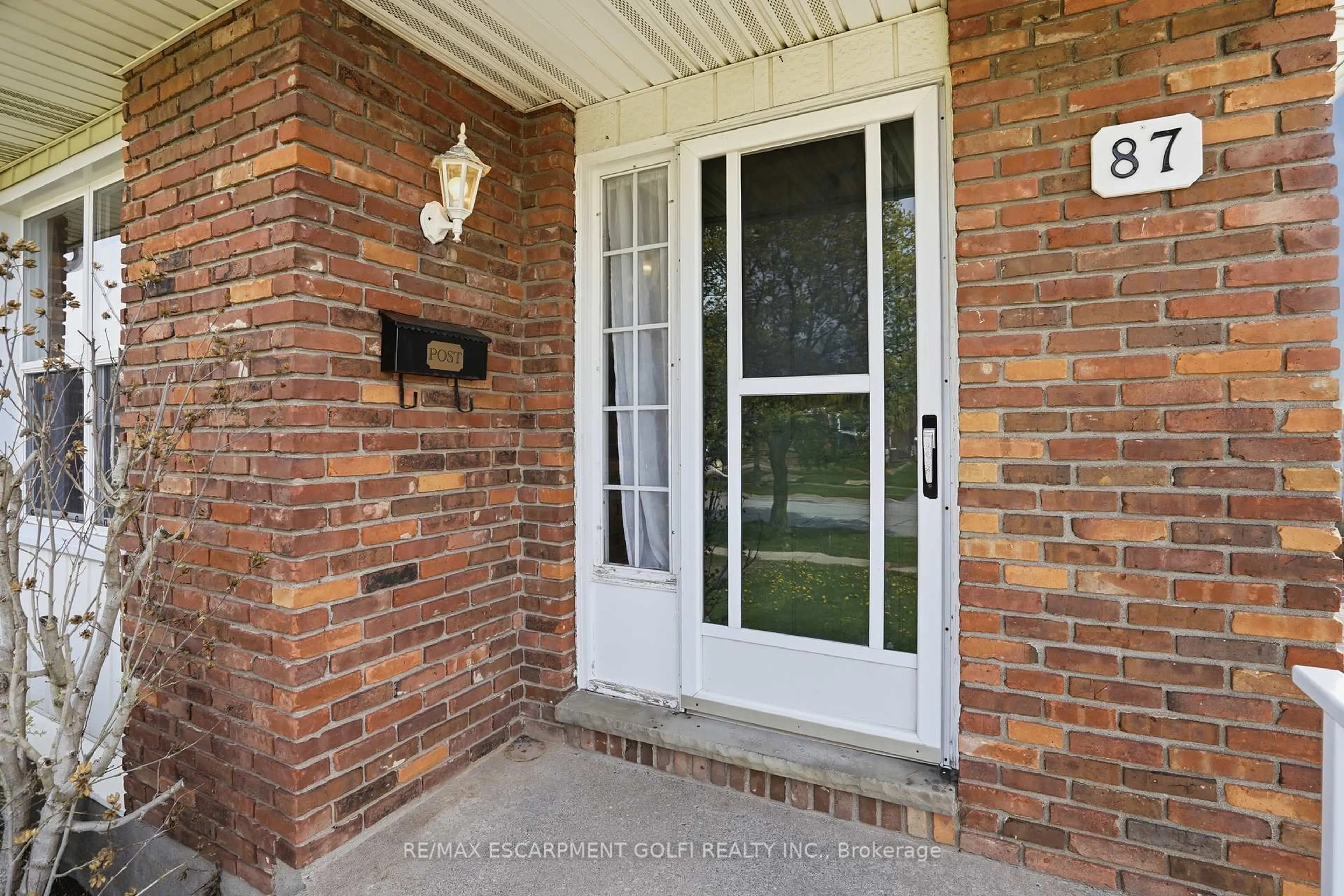 Indoor entryway for 87 Marc Blvd, Welland Ontario L3B 5V2