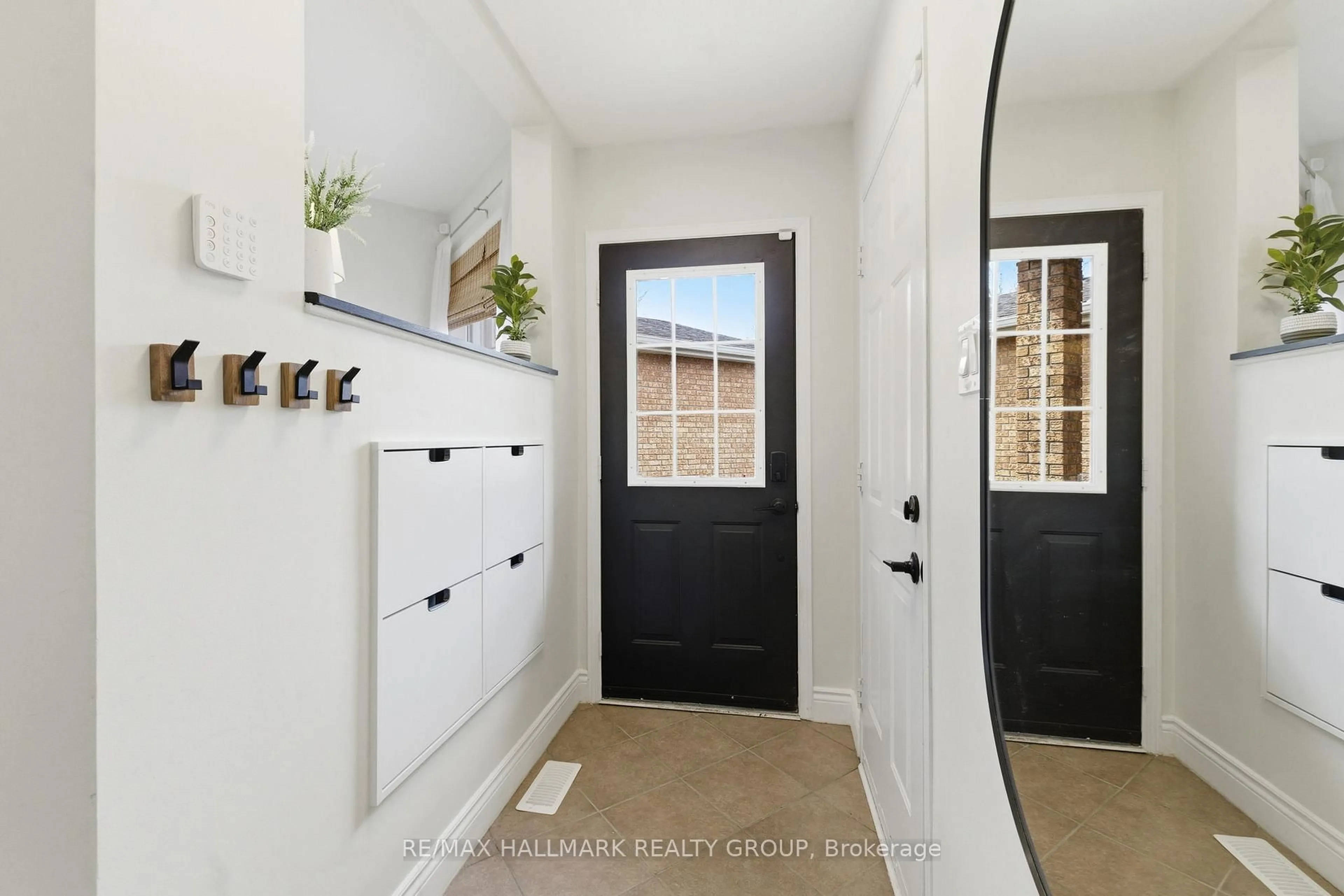 Indoor entryway for 11 Binbury Way, Ottawa Ontario K1T 4B7