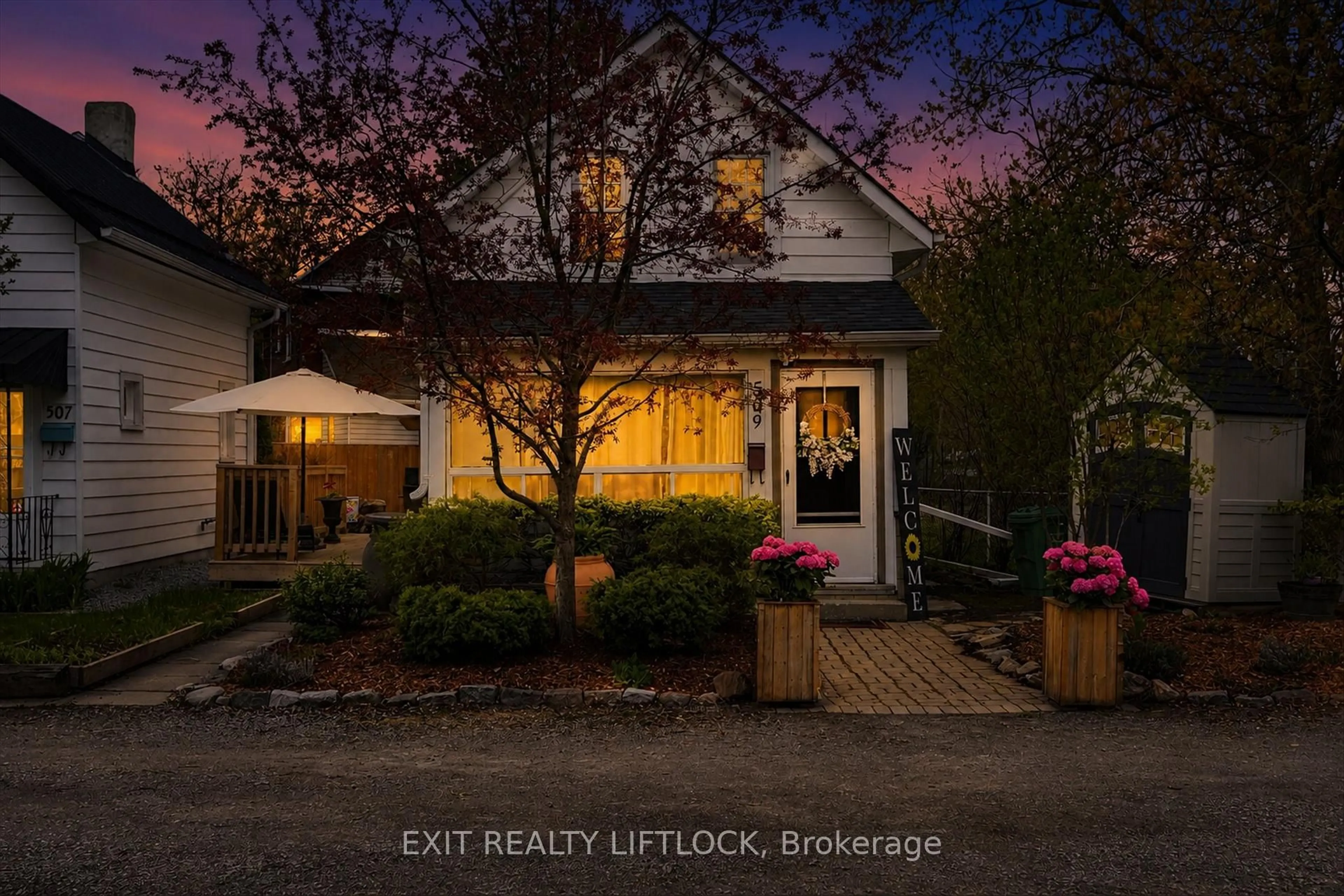 Indoor entryway for 509 Gilchrist St, Peterborough Ontario K9H 4N7