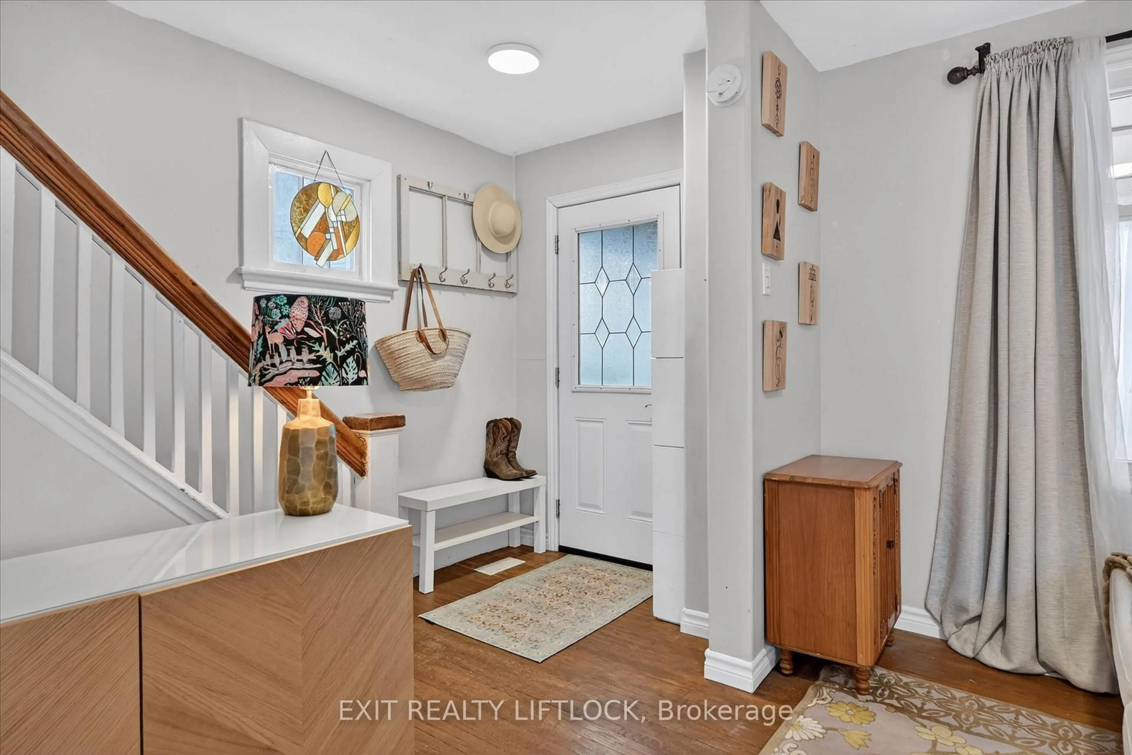 Indoor entryway for 509 Gilchrist St, Peterborough Ontario K9H 4N7