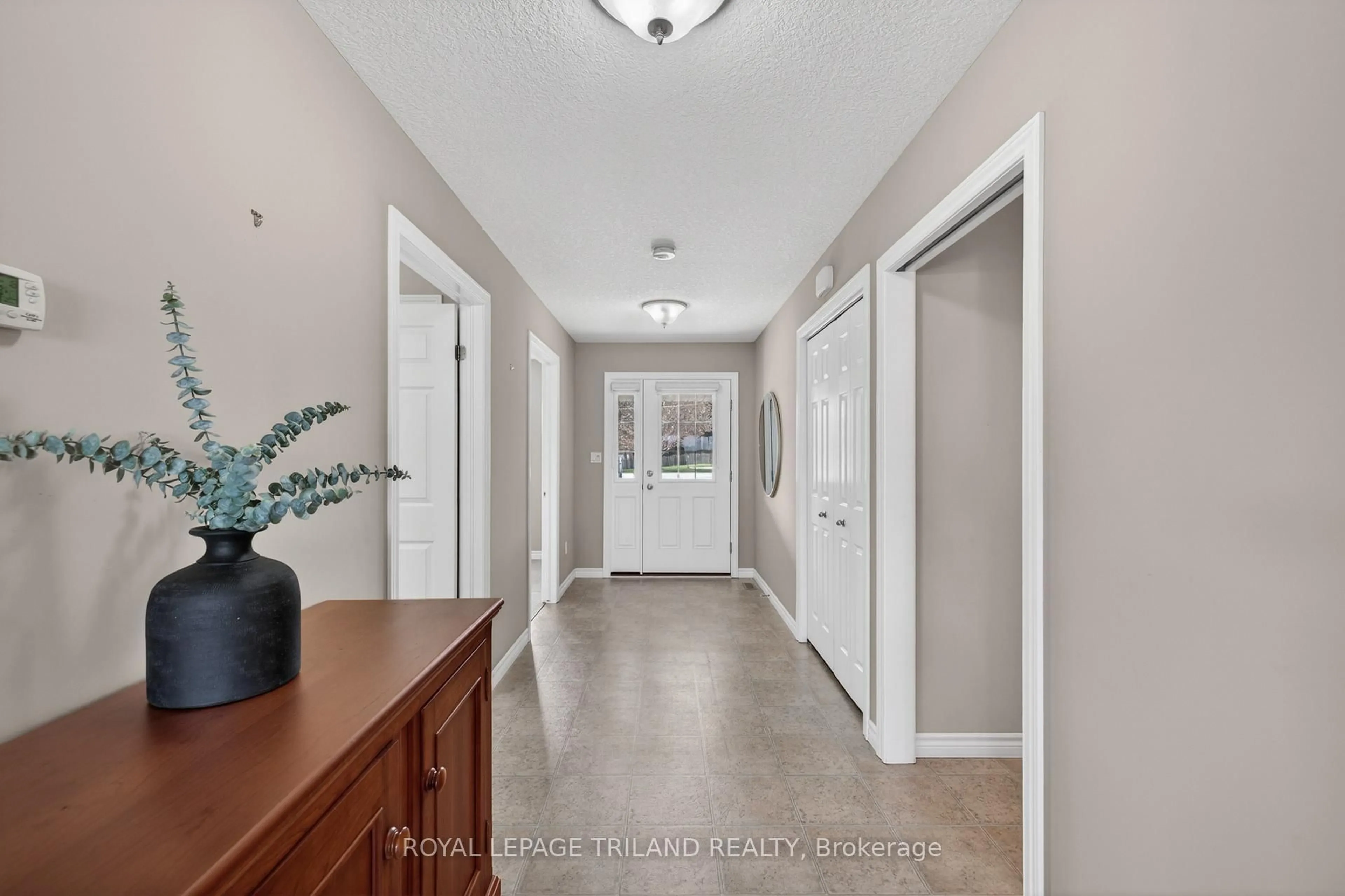 Indoor entryway for 5128 Imperial Rd, Malahide Ontario N5H 2R2