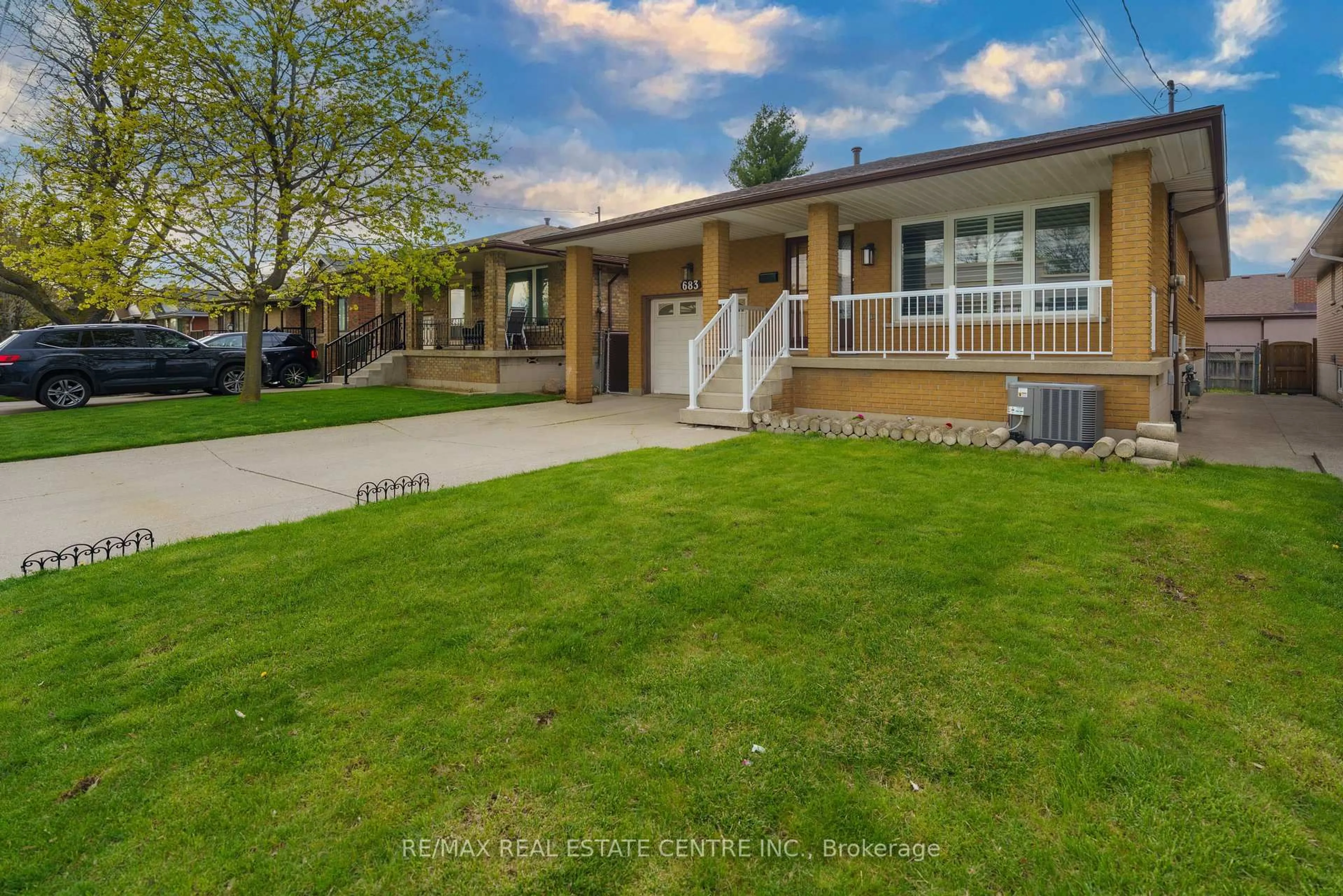 A pic from outside/outdoor area/front of a property/back of a property/a pic from drone, street for 683 SEVENTH Ave, Hamilton Ontario L8V 1Z1