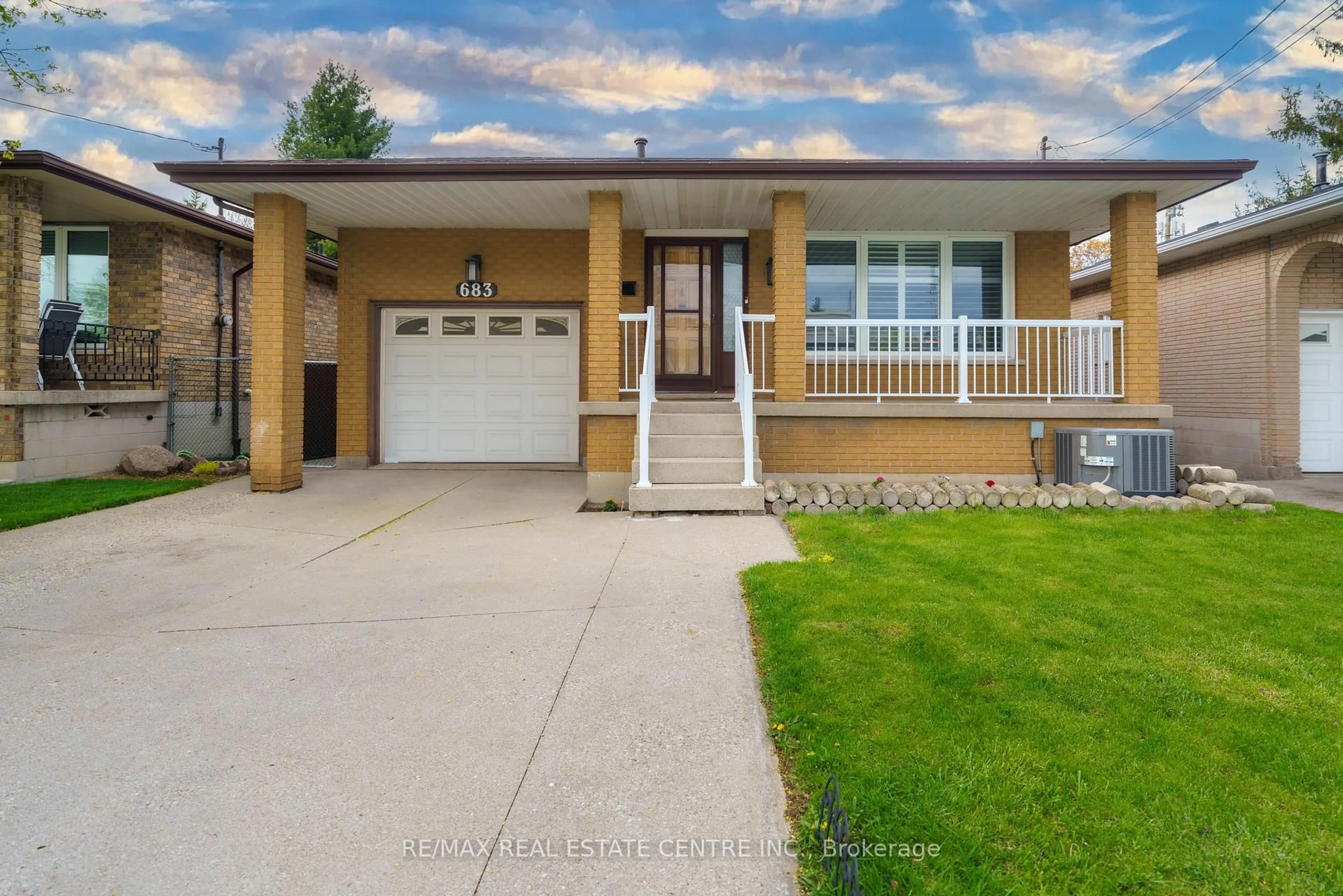 Home with vinyl exterior material, street for 683 SEVENTH Ave, Hamilton Ontario L8V 1Z1