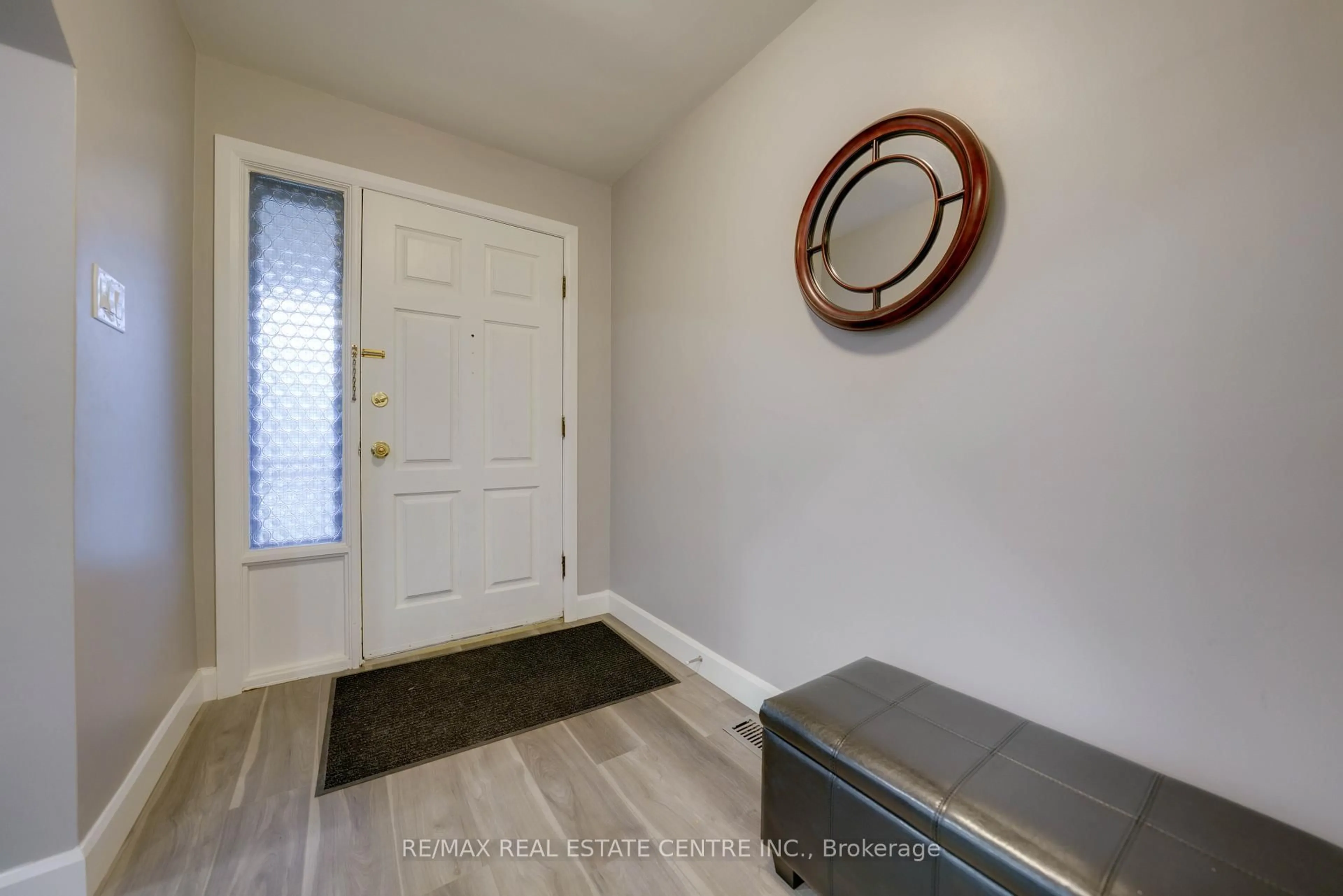 Indoor entryway for 683 SEVENTH Ave, Hamilton Ontario L8V 1Z1