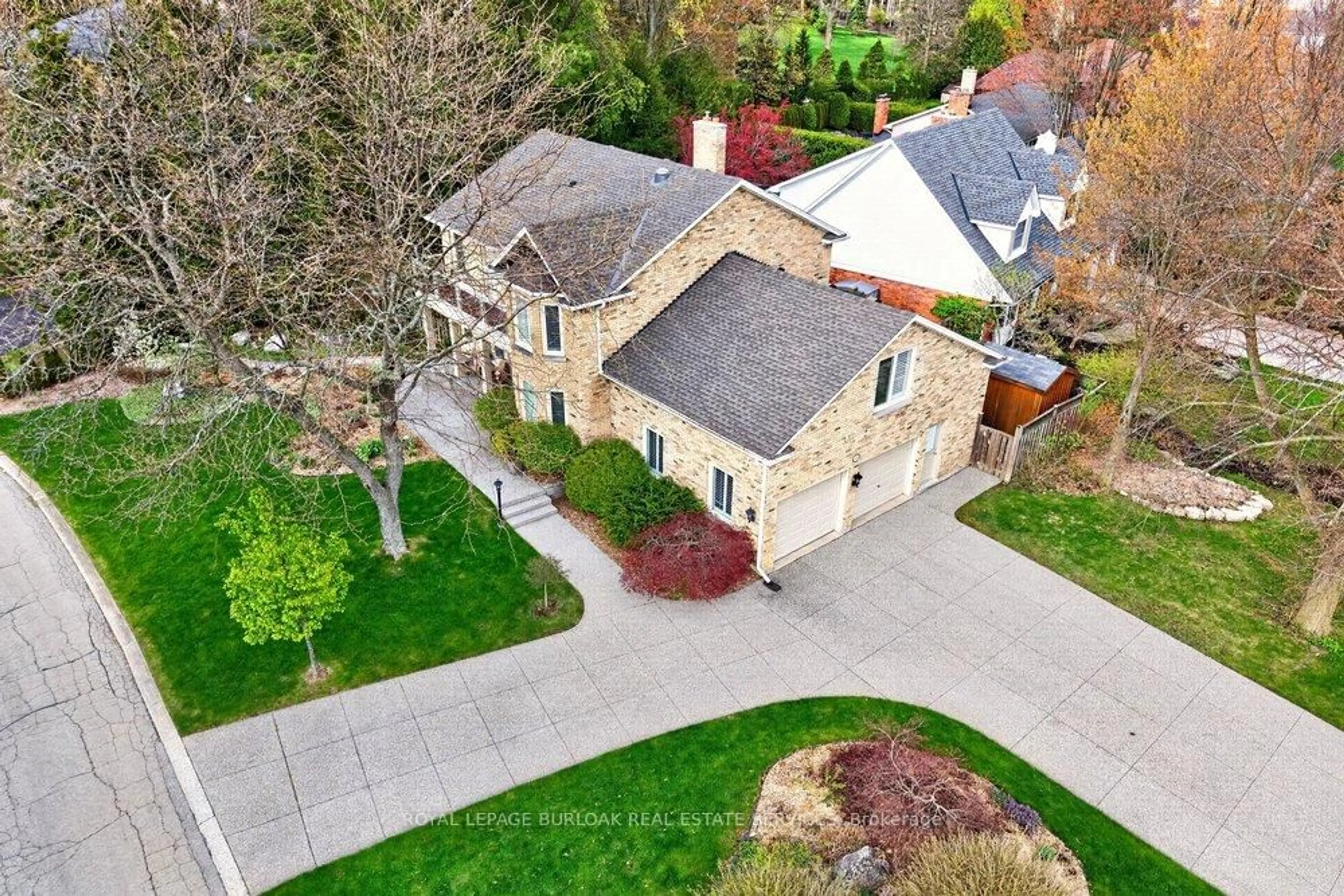 A pic from outside/outdoor area/front of a property/back of a property/a pic from drone, street for 89 Stonegate Dr, Hamilton Ontario L9G 3P4