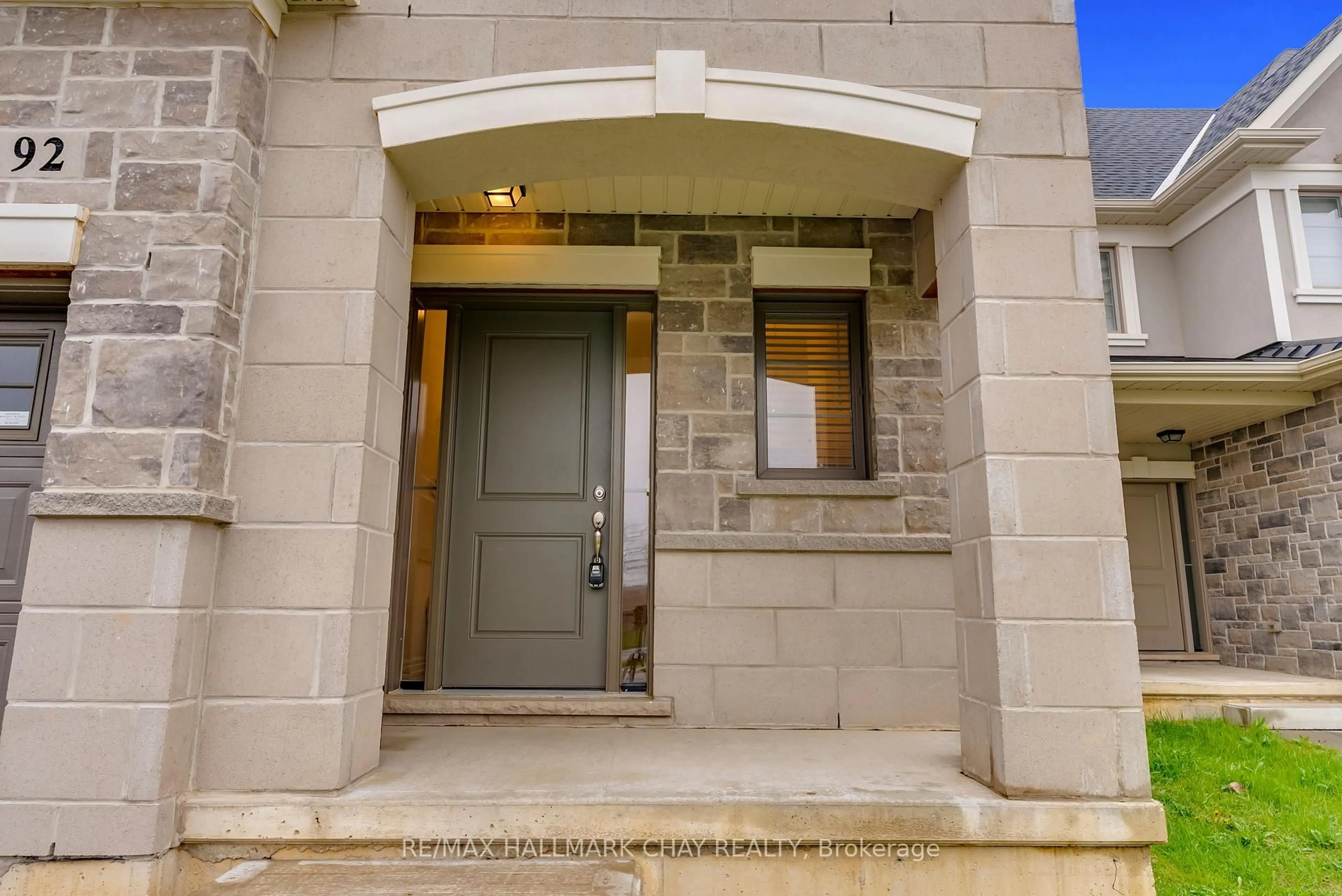 Indoor entryway for 92 Aquasanta Cres, Hamilton Ontario L9B 0J9