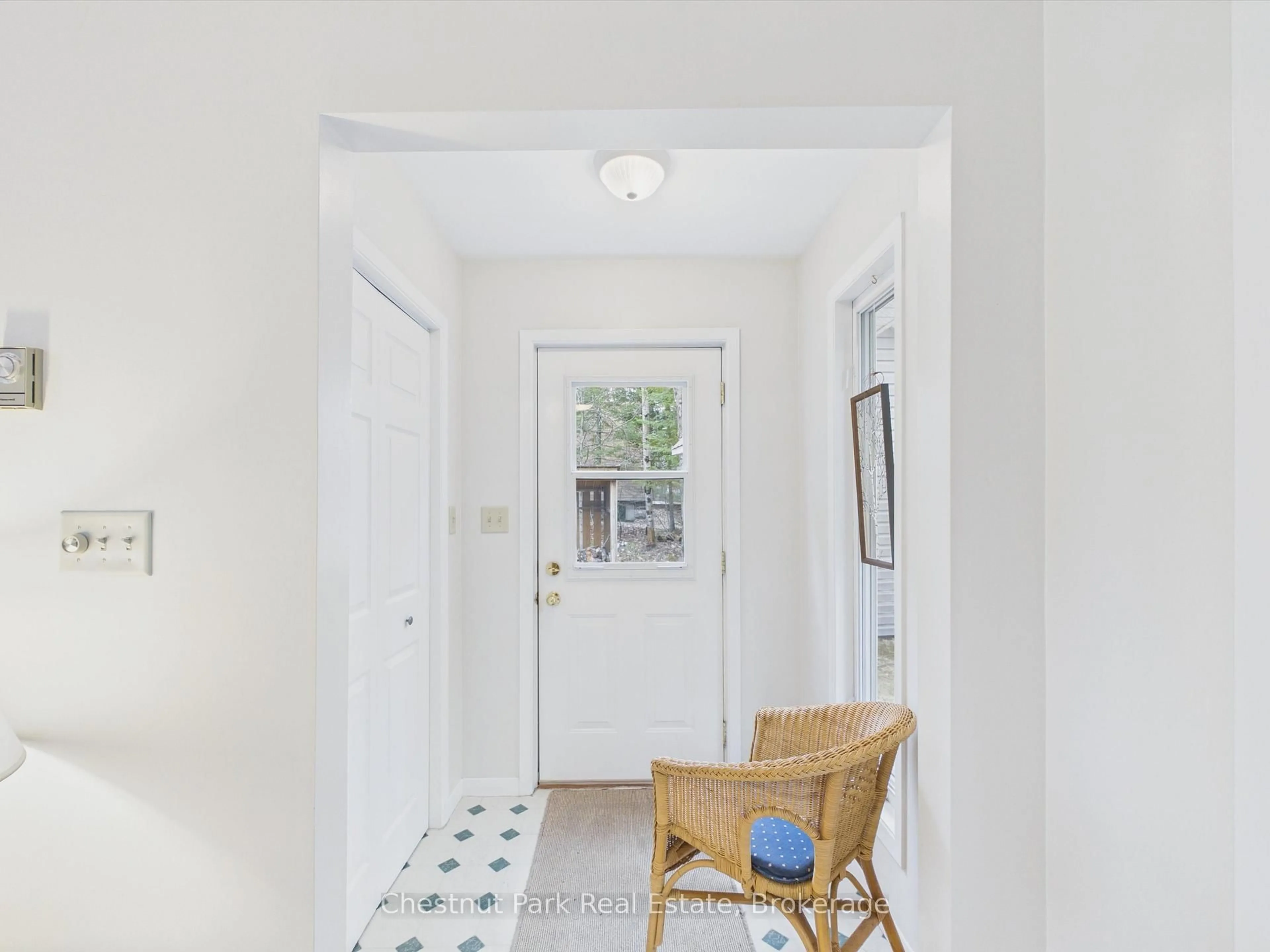 Indoor entryway for 1299 Dickie Lake Rd, Lake of Bays Ontario P0B 1A0