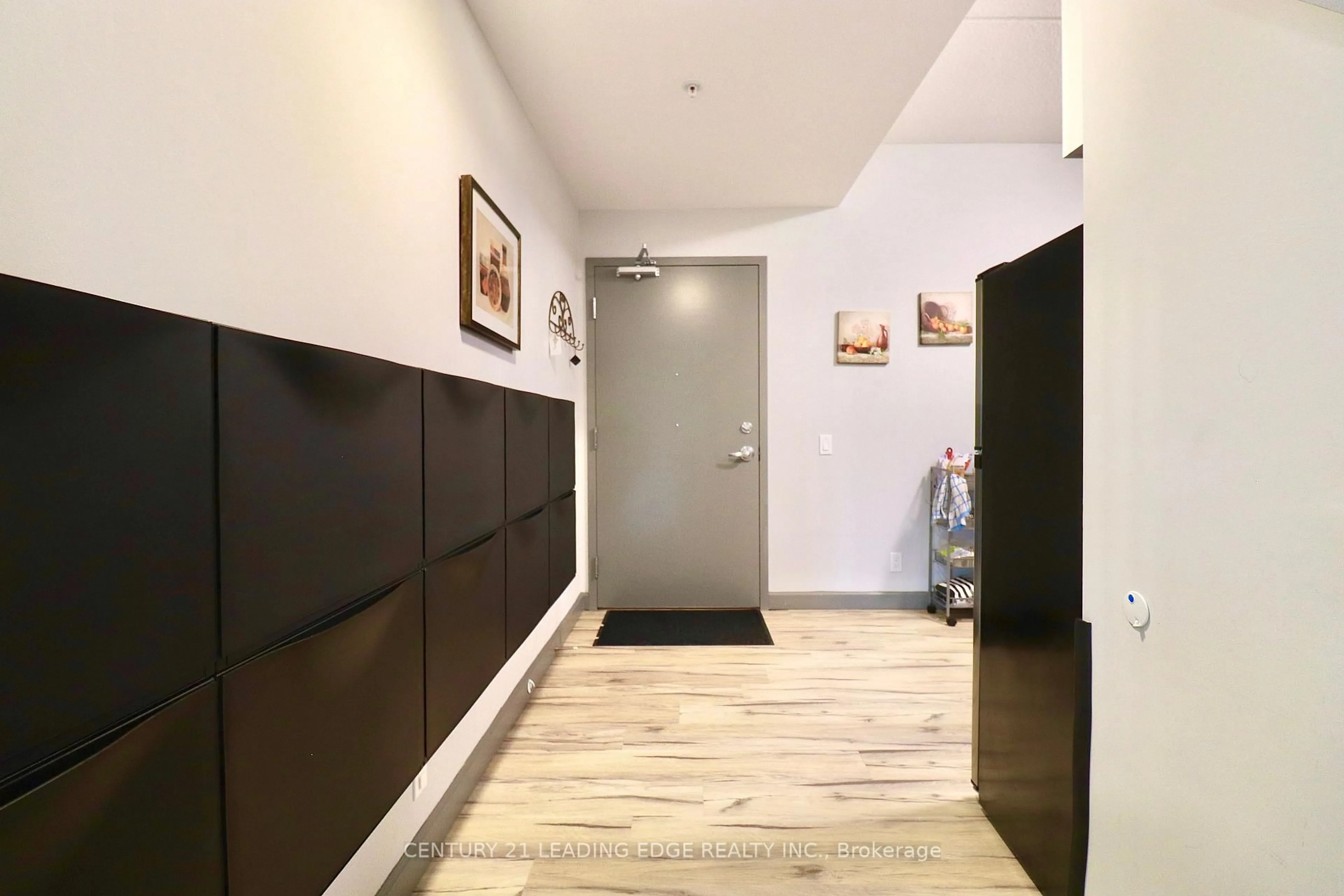 Indoor foyer for 77 LELAND St #422, Hamilton Ontario L8S 3A1