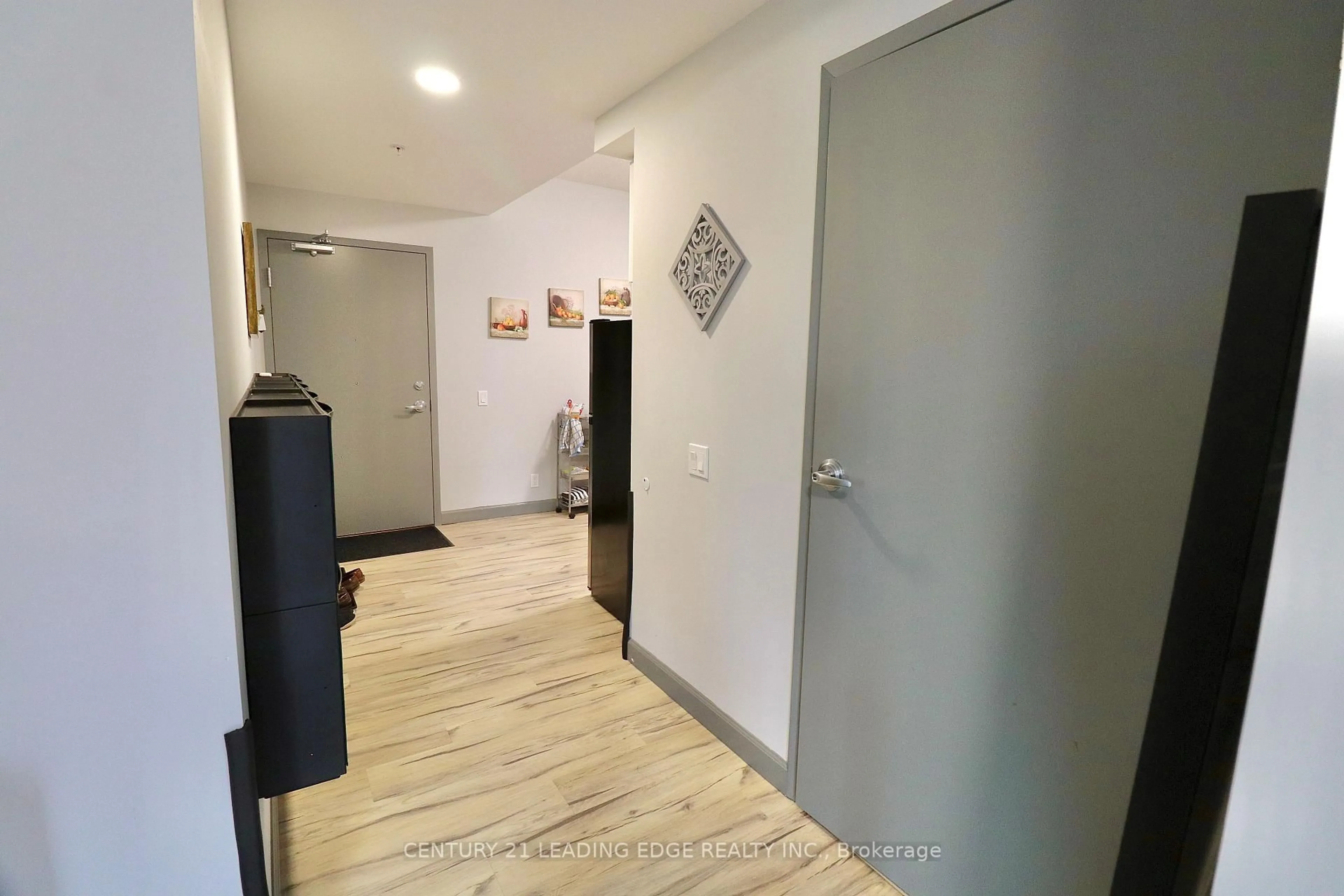 Indoor foyer for 77 LELAND St #422, Hamilton Ontario L8S 3A1