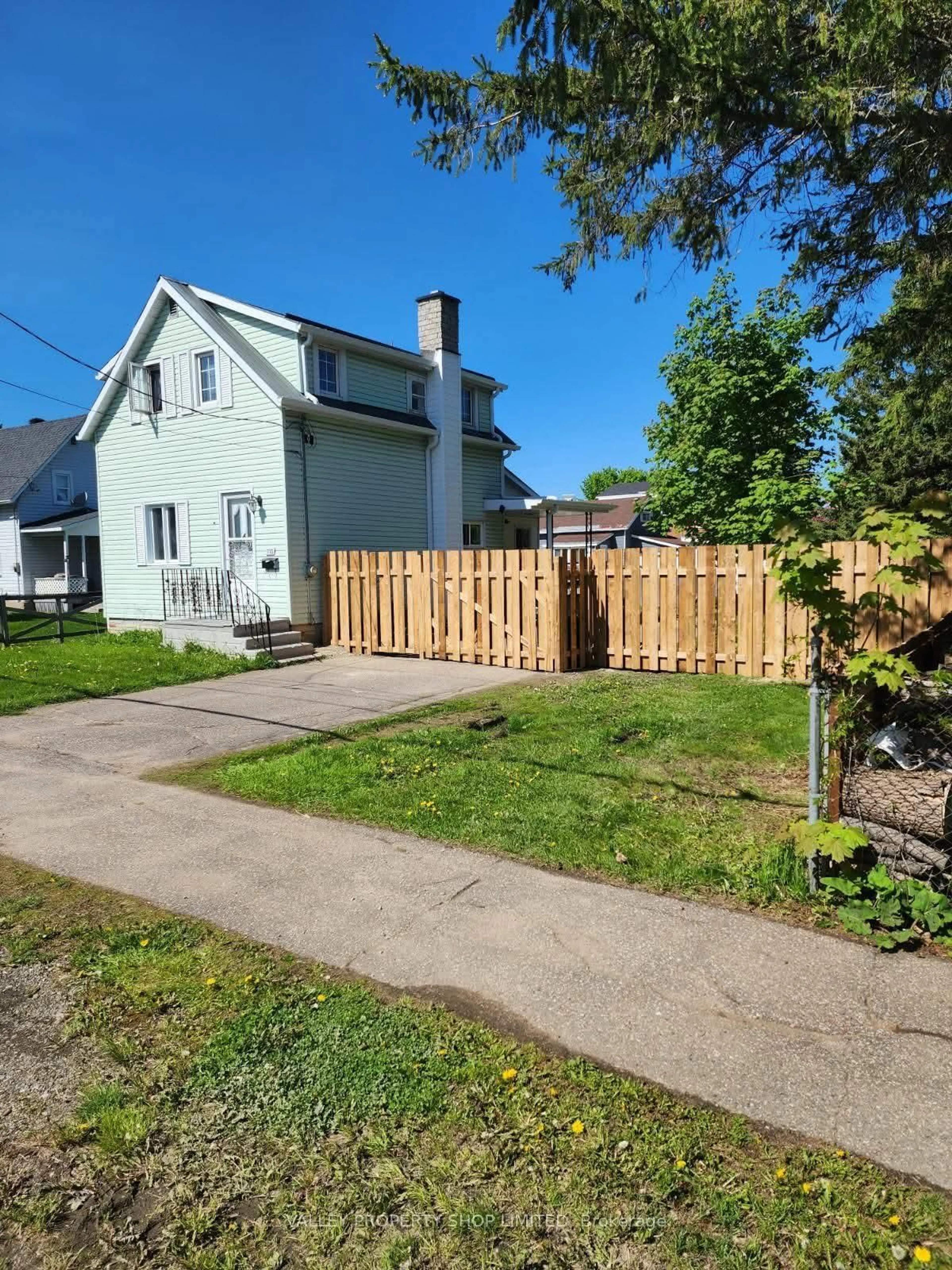 A pic from outside/outdoor area/front of a property/back of a property/a pic from drone, street for 715 Mary St, Pembroke Ontario K8A 5X8