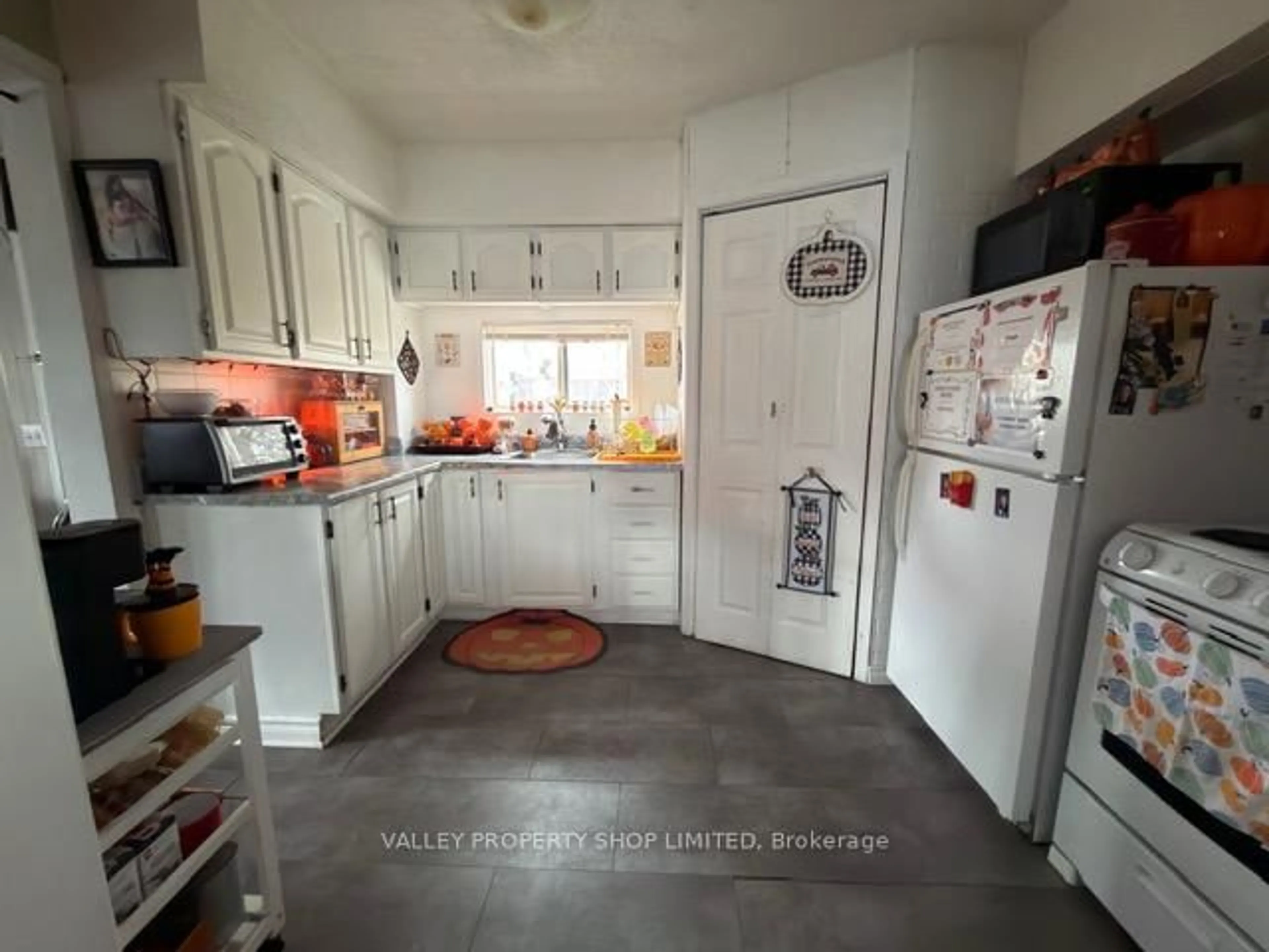 Standard kitchen, unknown for 715 Mary St, Pembroke Ontario K8A 5X8