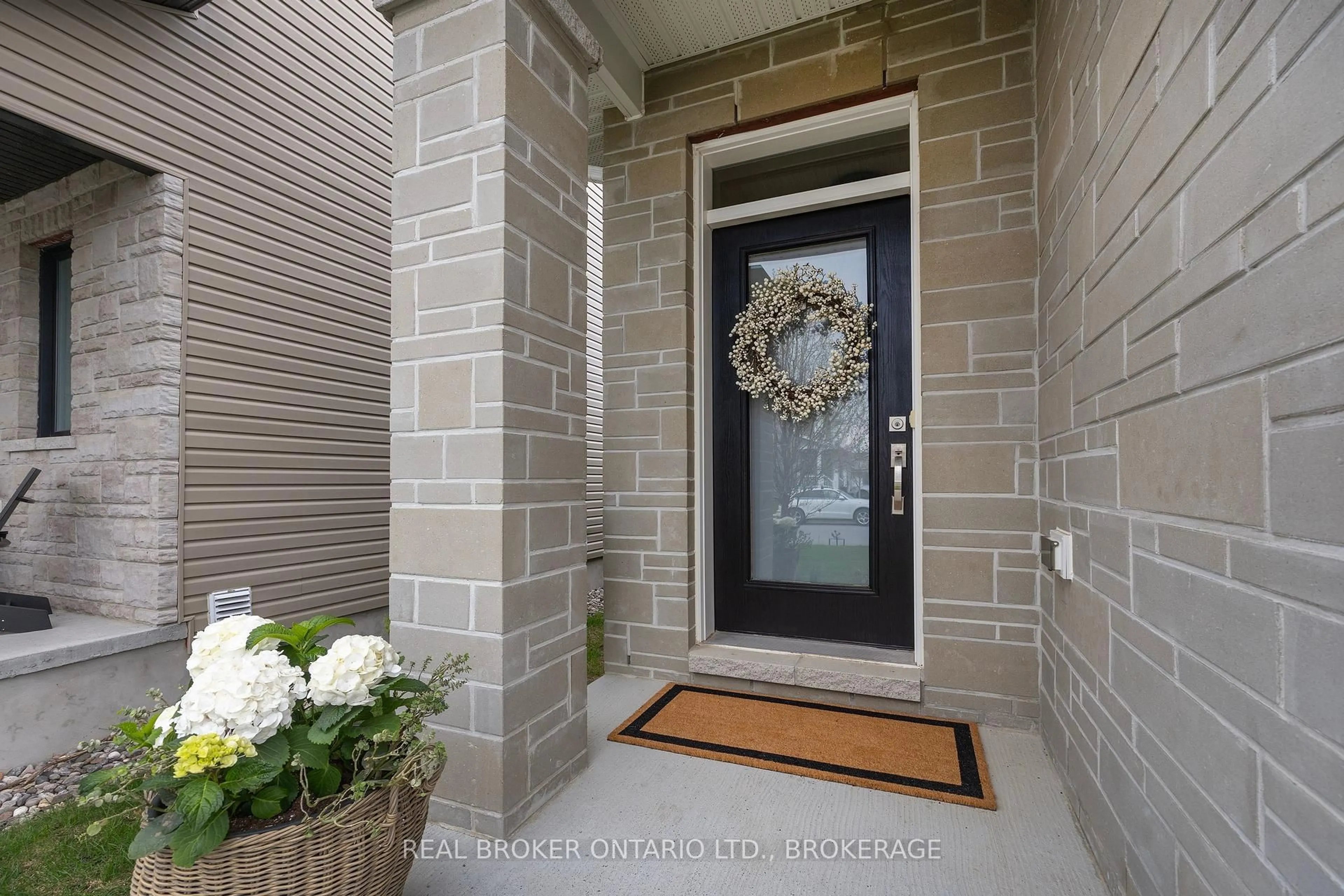 Indoor entryway for 856 STONEWALK Dr, Kingston Ontario K7K 0H2
