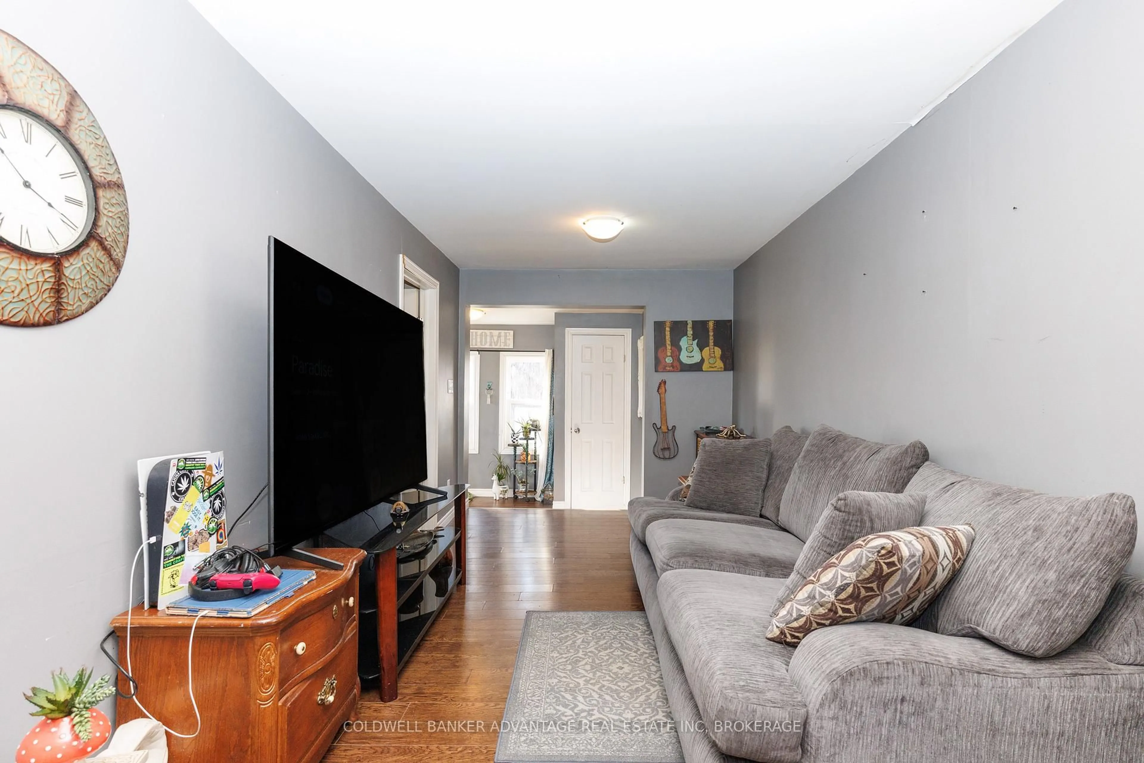 Living room with furniture, unknown for 108 Burgar St, Welland Ontario L3B 2S8