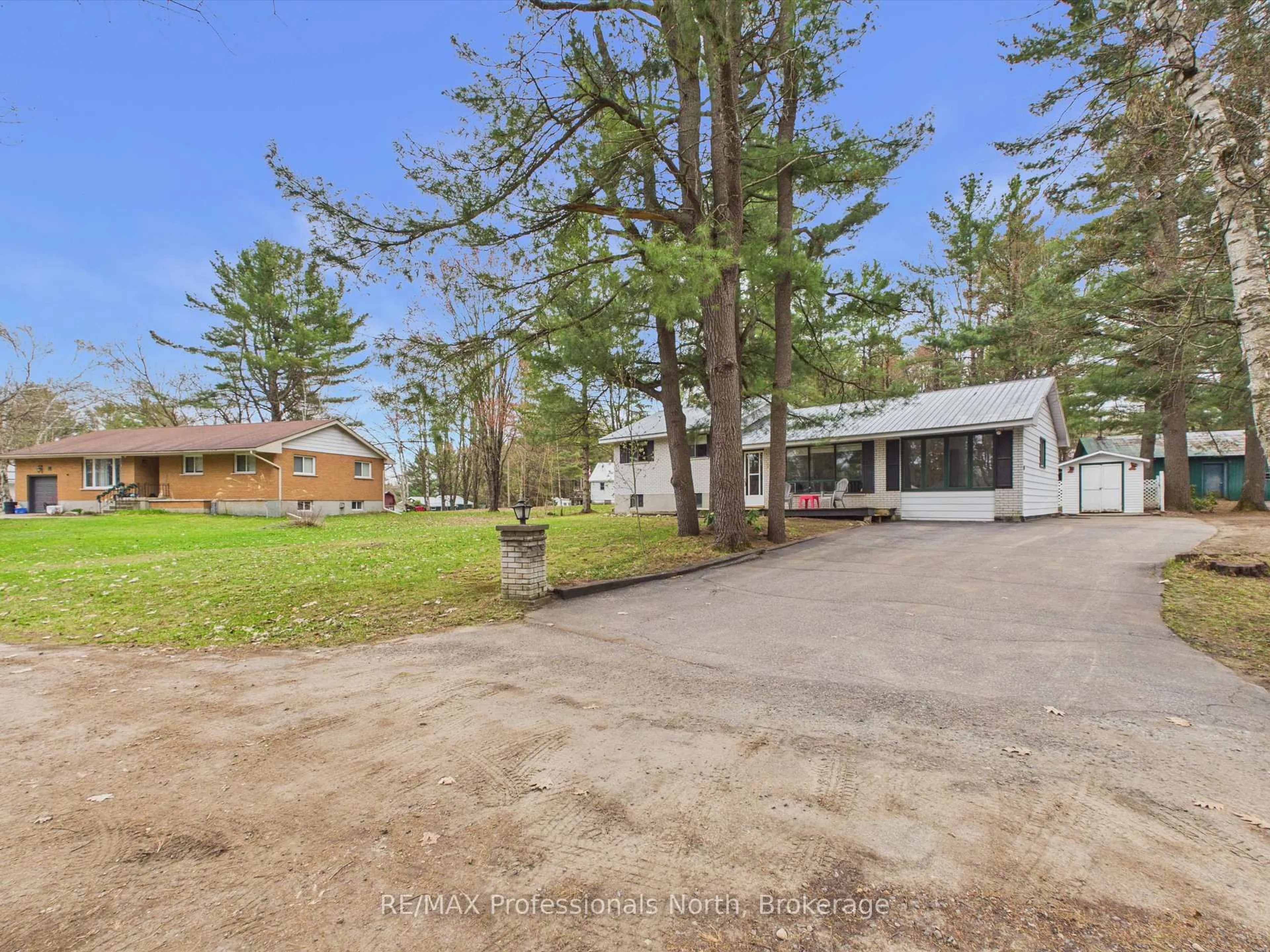 A pic from outside/outdoor area/front of a property/back of a property/a pic from drone, unknown for 11 Beacon Lane, Bracebridge Ontario P1L 1L6