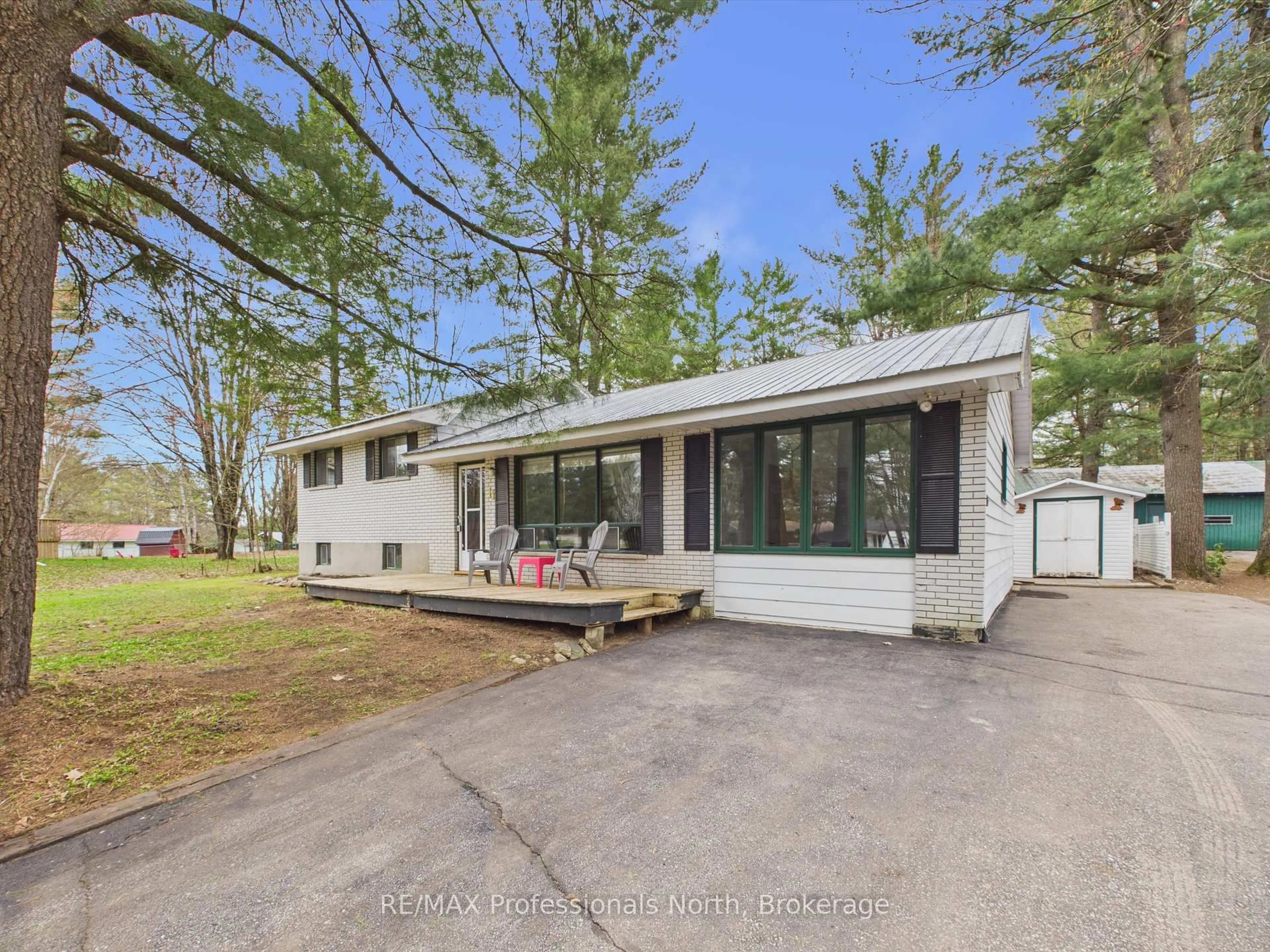 A pic from outside/outdoor area/front of a property/back of a property/a pic from drone, street for 11 Beacon Lane, Bracebridge Ontario P1L 1L6