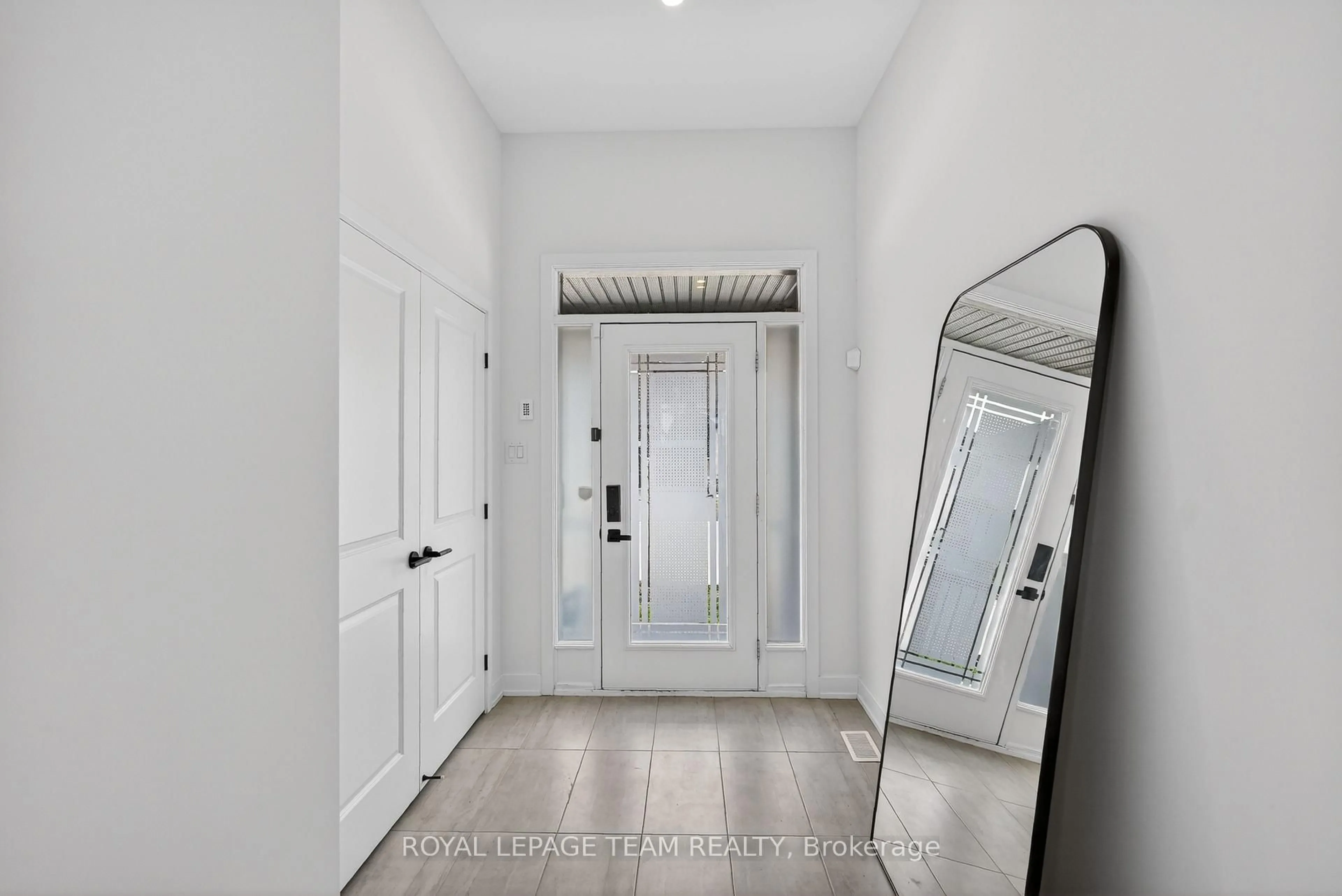 Indoor entryway for 528 Corretto Pl, Ottawa Ontario K2J 6Z1