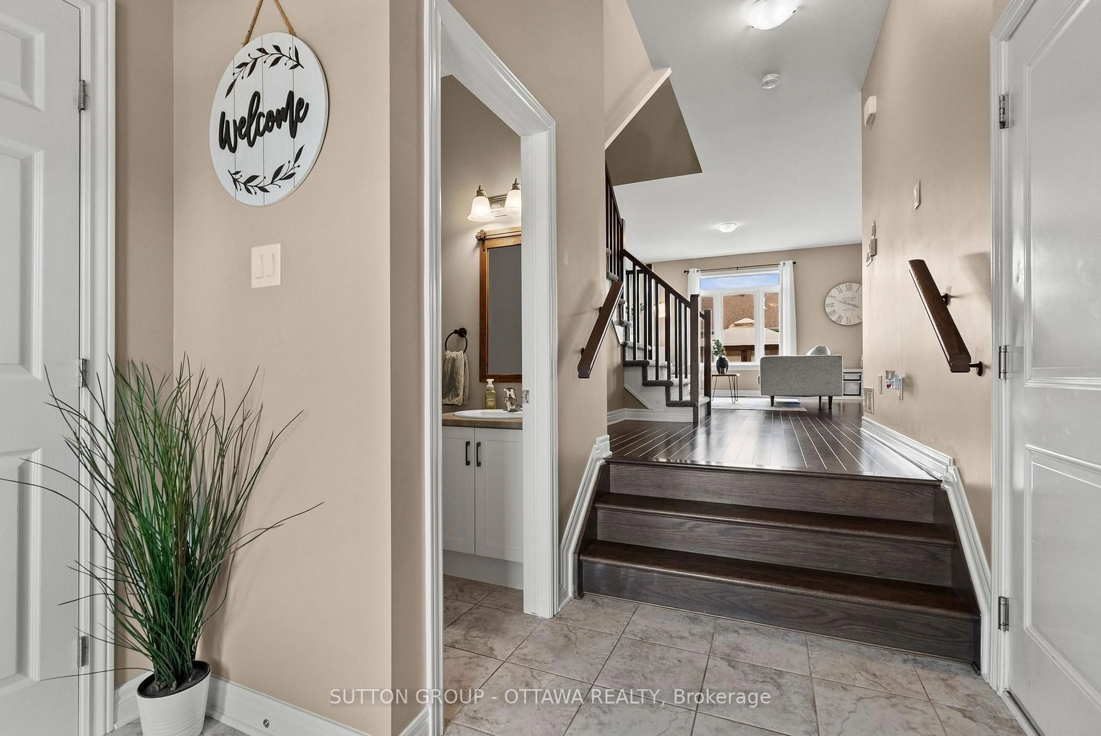 Indoor entryway for 42 Peever Pl, Carleton Place Ontario K7C 0K7