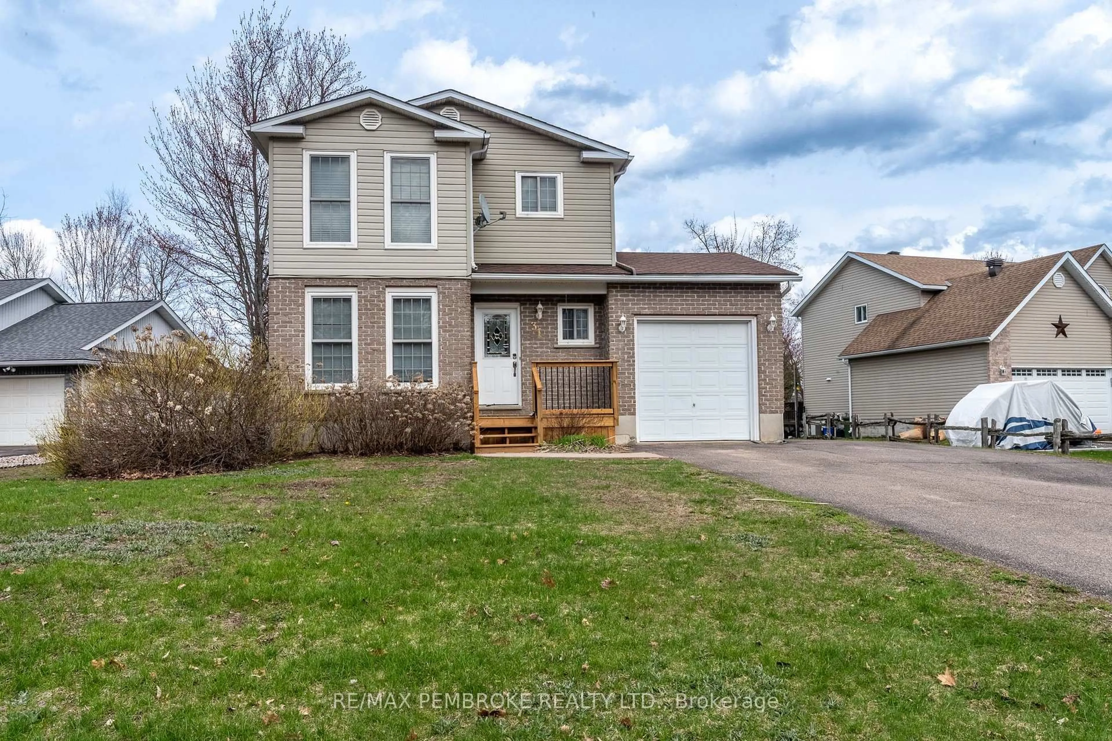 Home with vinyl exterior material, street for 31 EARL St, Petawawa Ontario K8H 3M4