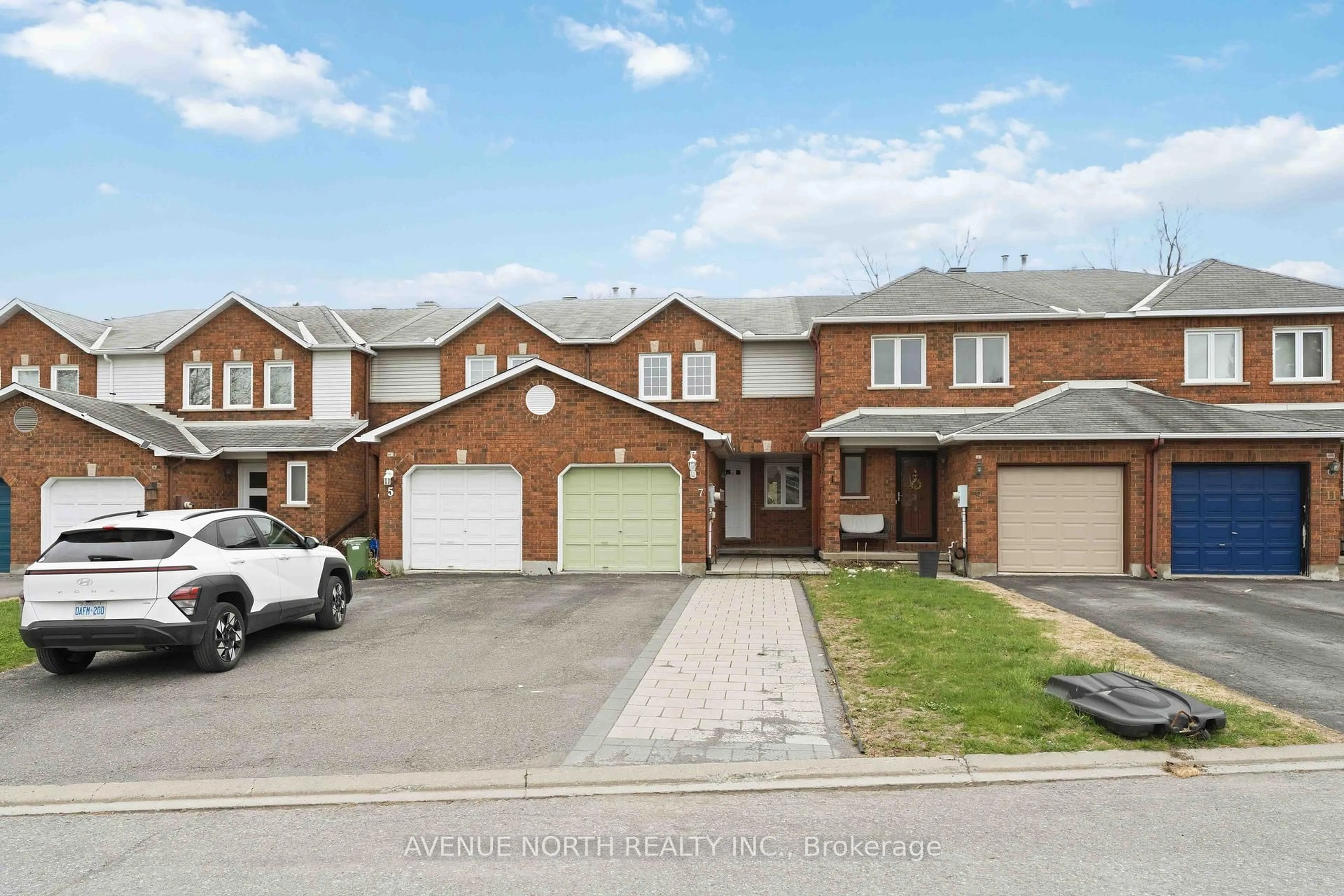 A pic from outside/outdoor area/front of a property/back of a property/a pic from drone, street for 7 Hendrie Crt, Kanata Ontario K2L 4A4