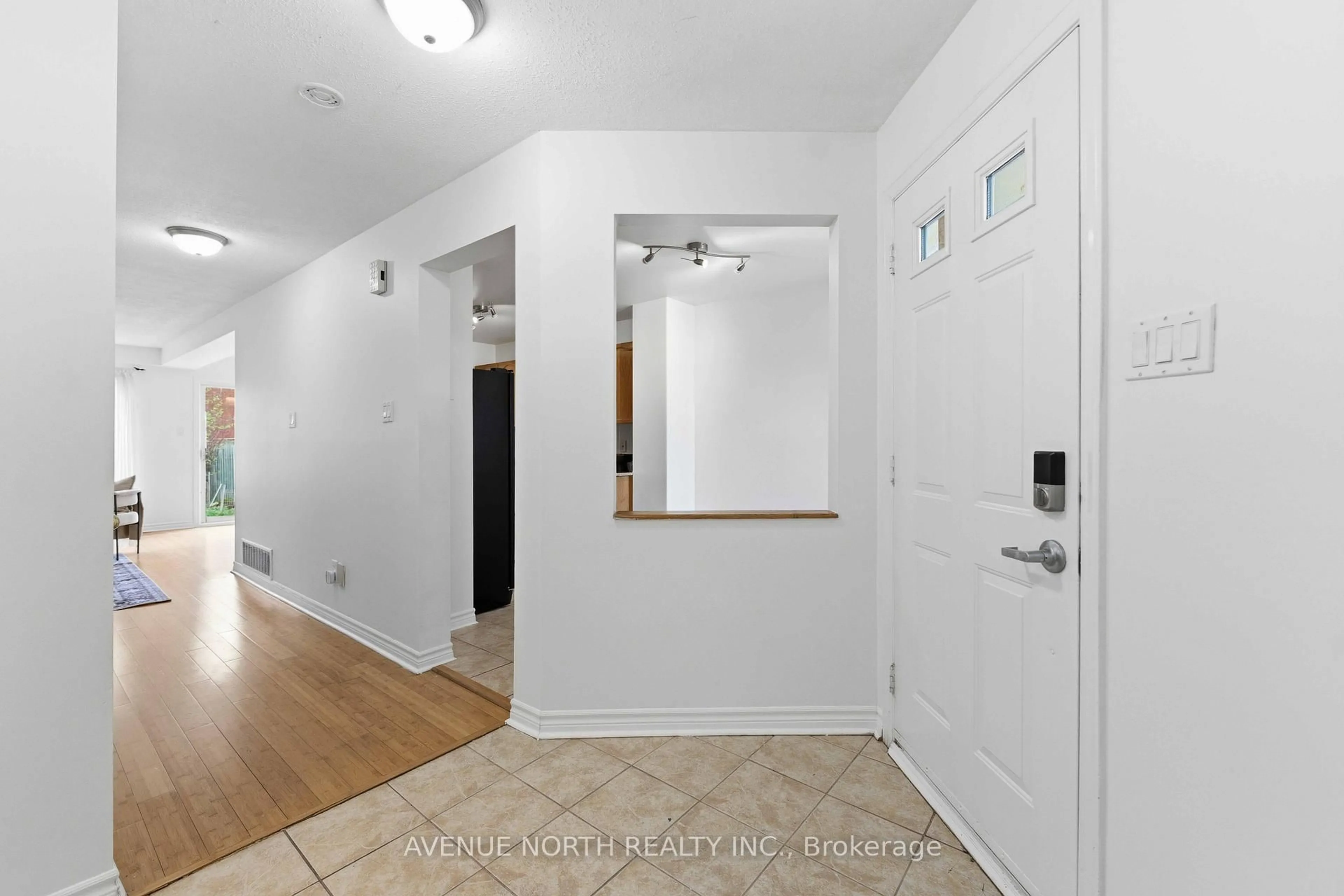 Indoor entryway for 7 Hendrie Crt, Kanata Ontario K2L 4A4