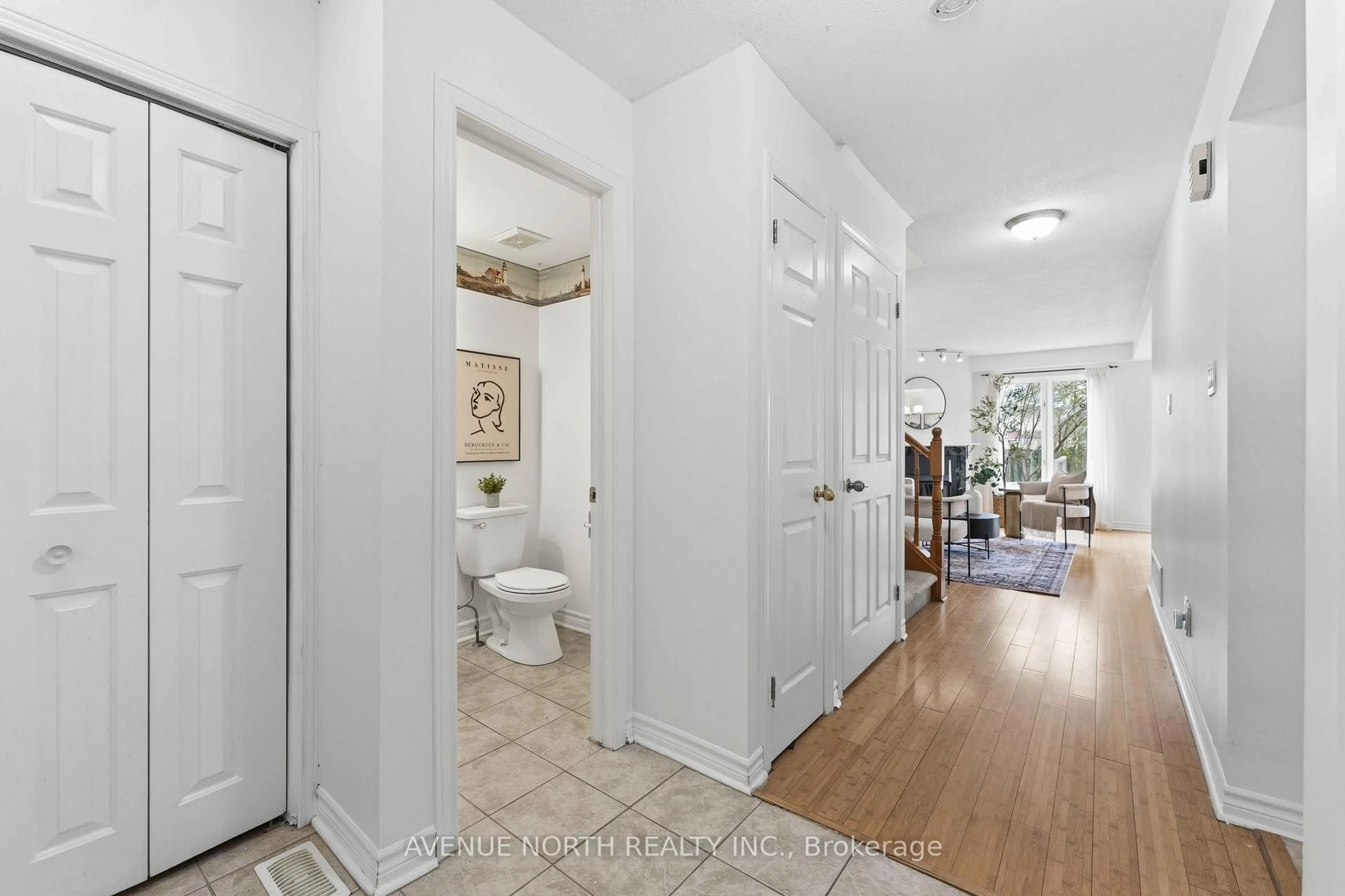 Indoor entryway for 7 Hendrie Crt, Kanata Ontario K2L 4A4
