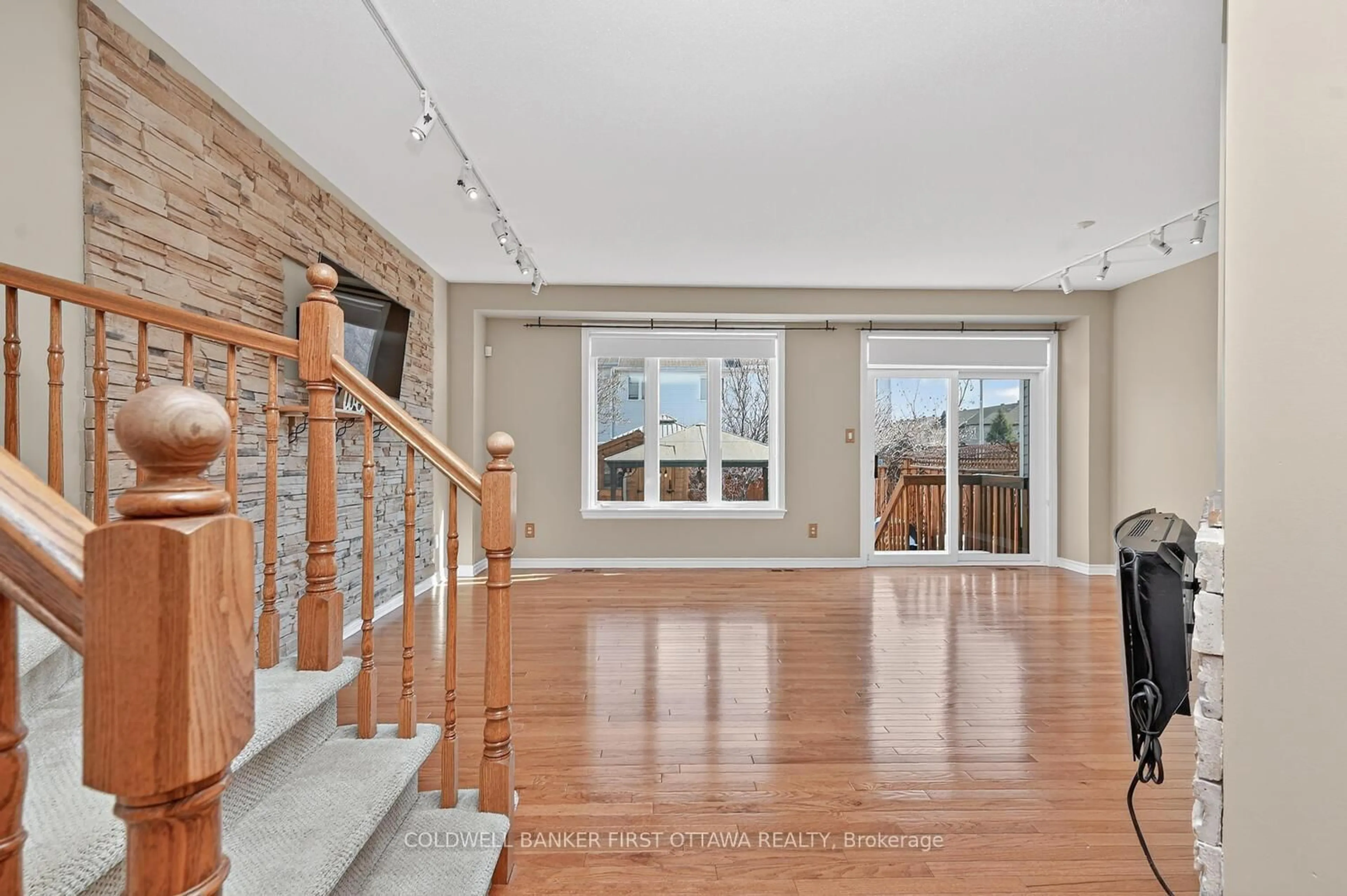 Unknown for 102 Windance Cres, Ottawa Ontario K2W 0A7