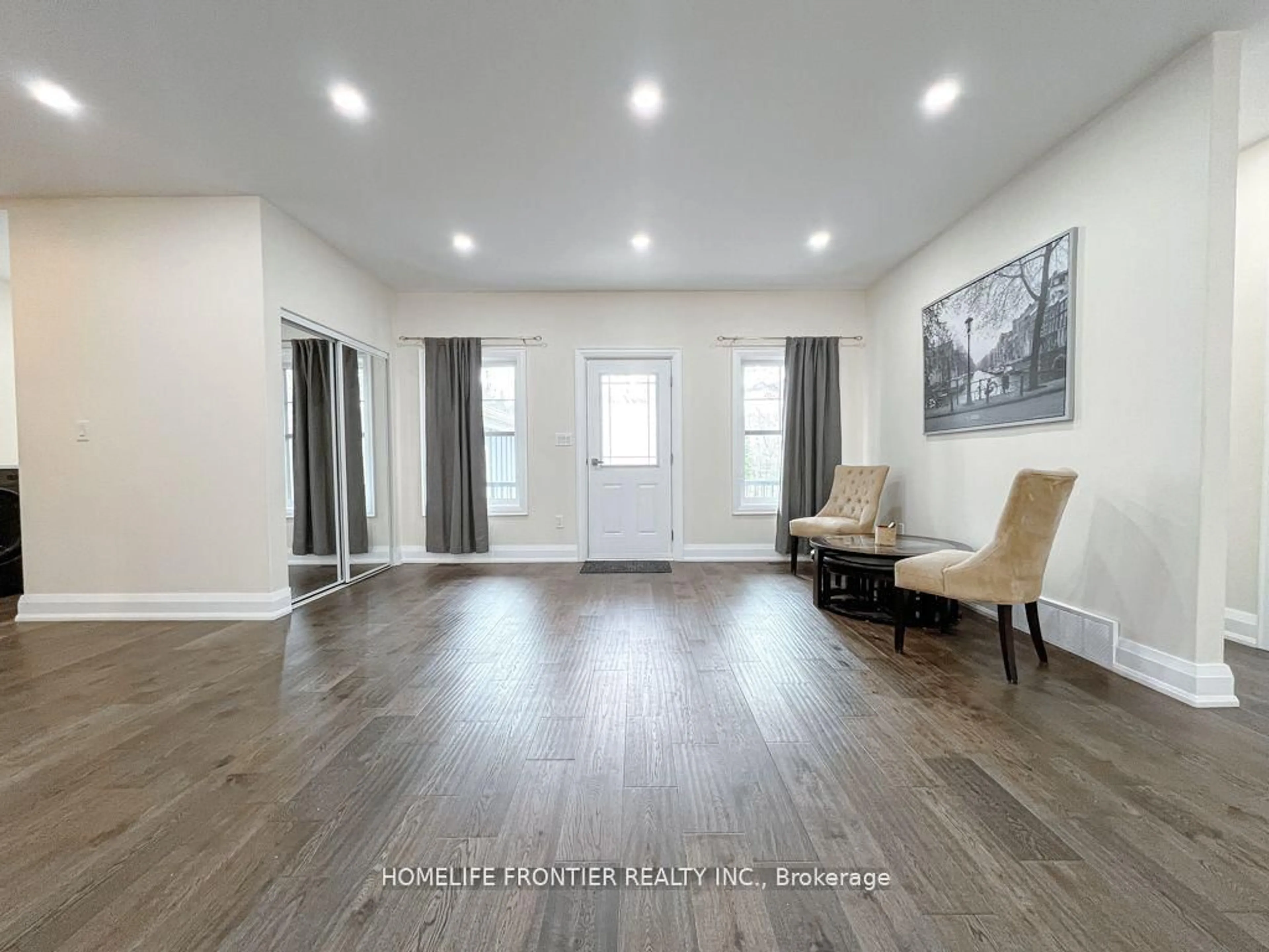 Living room with furniture, wood/laminate floor for 18 Murray St, Sundridge Ontario P0A 1Z0