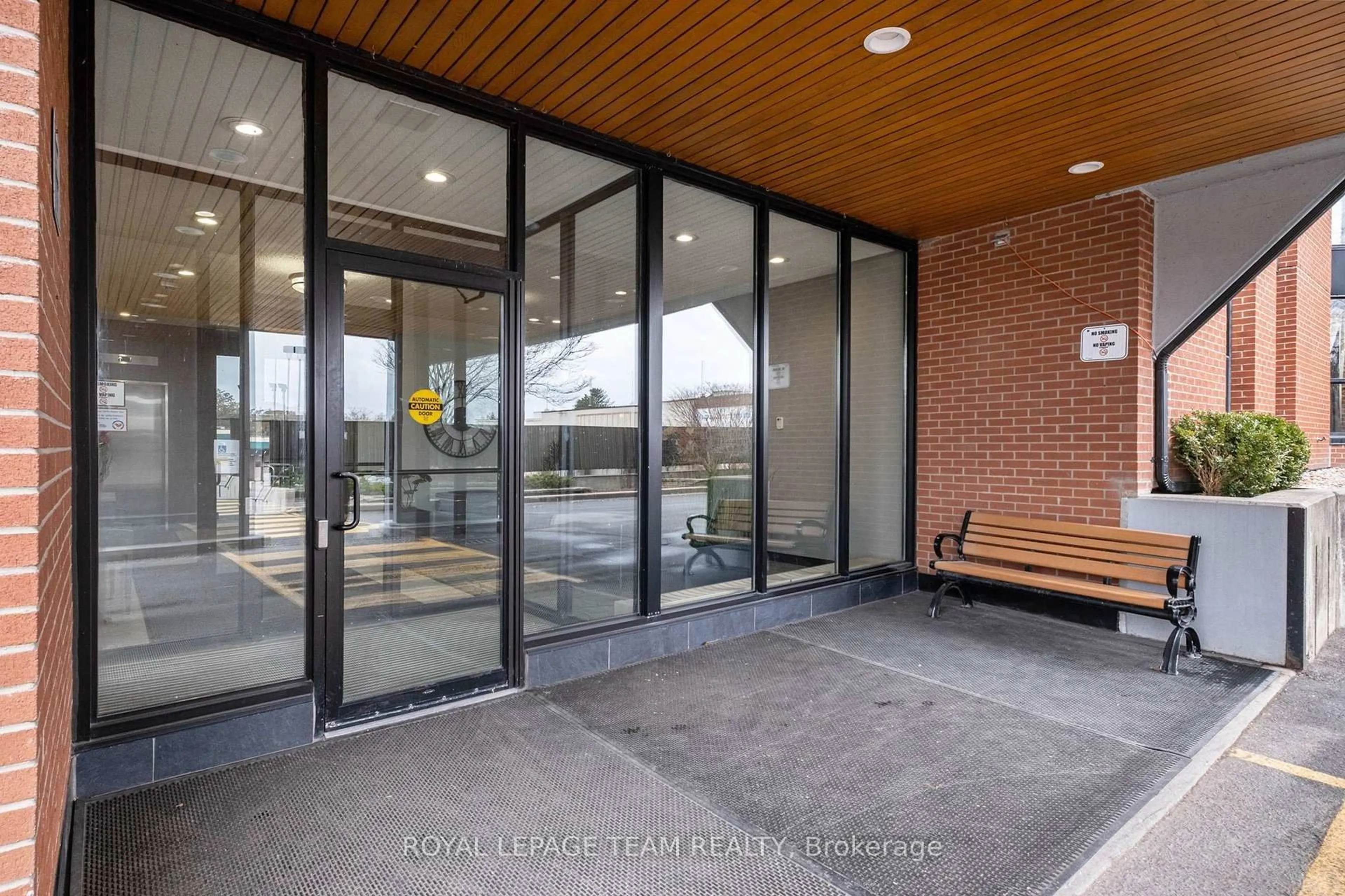 Indoor foyer for 2951 Riverside Dr #410, Ottawa Ontario K1V 8W6