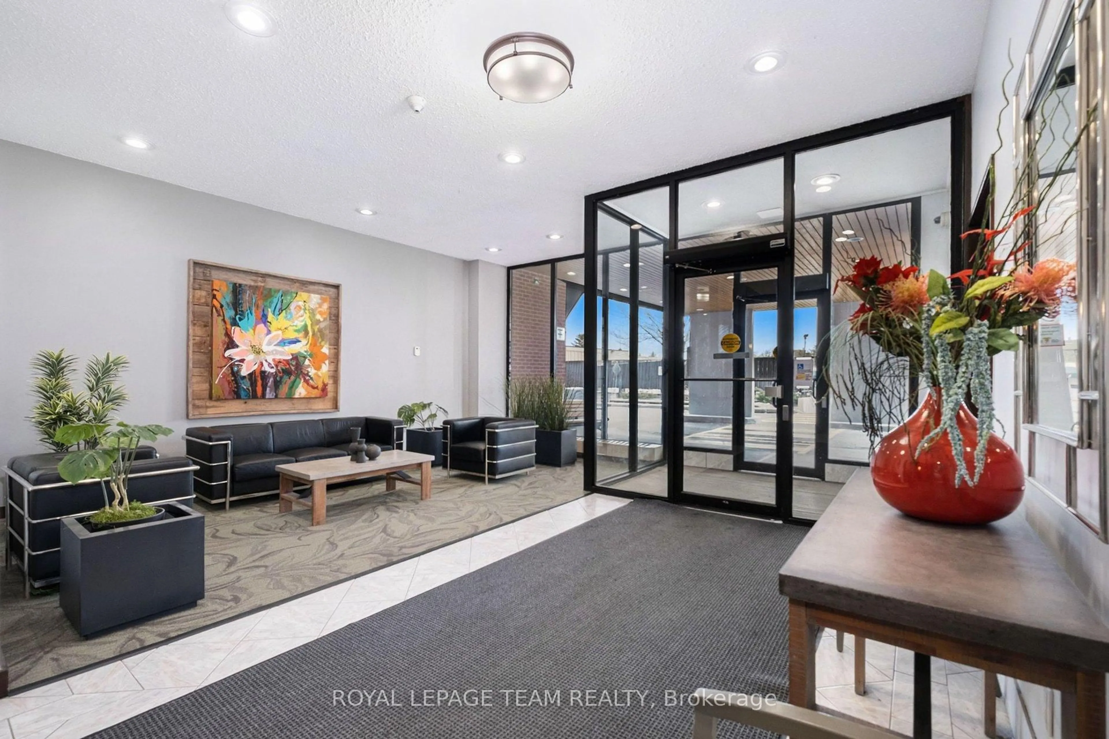 Indoor foyer for 2951 Riverside Dr #410, Ottawa Ontario K1V 8W6