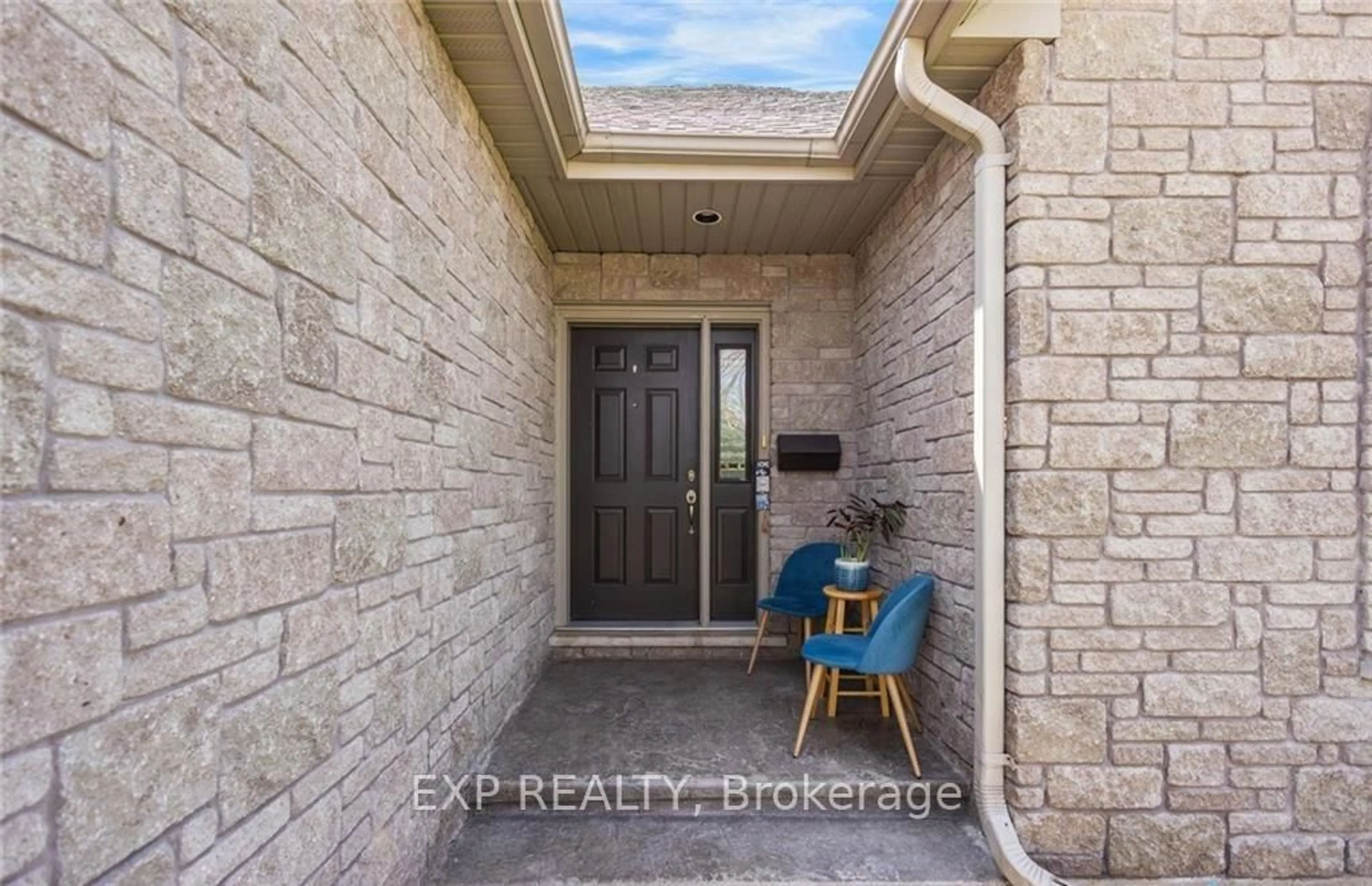 Indoor entryway for 483 Parrott Pl, Woodstock Ontario N4T 1V8