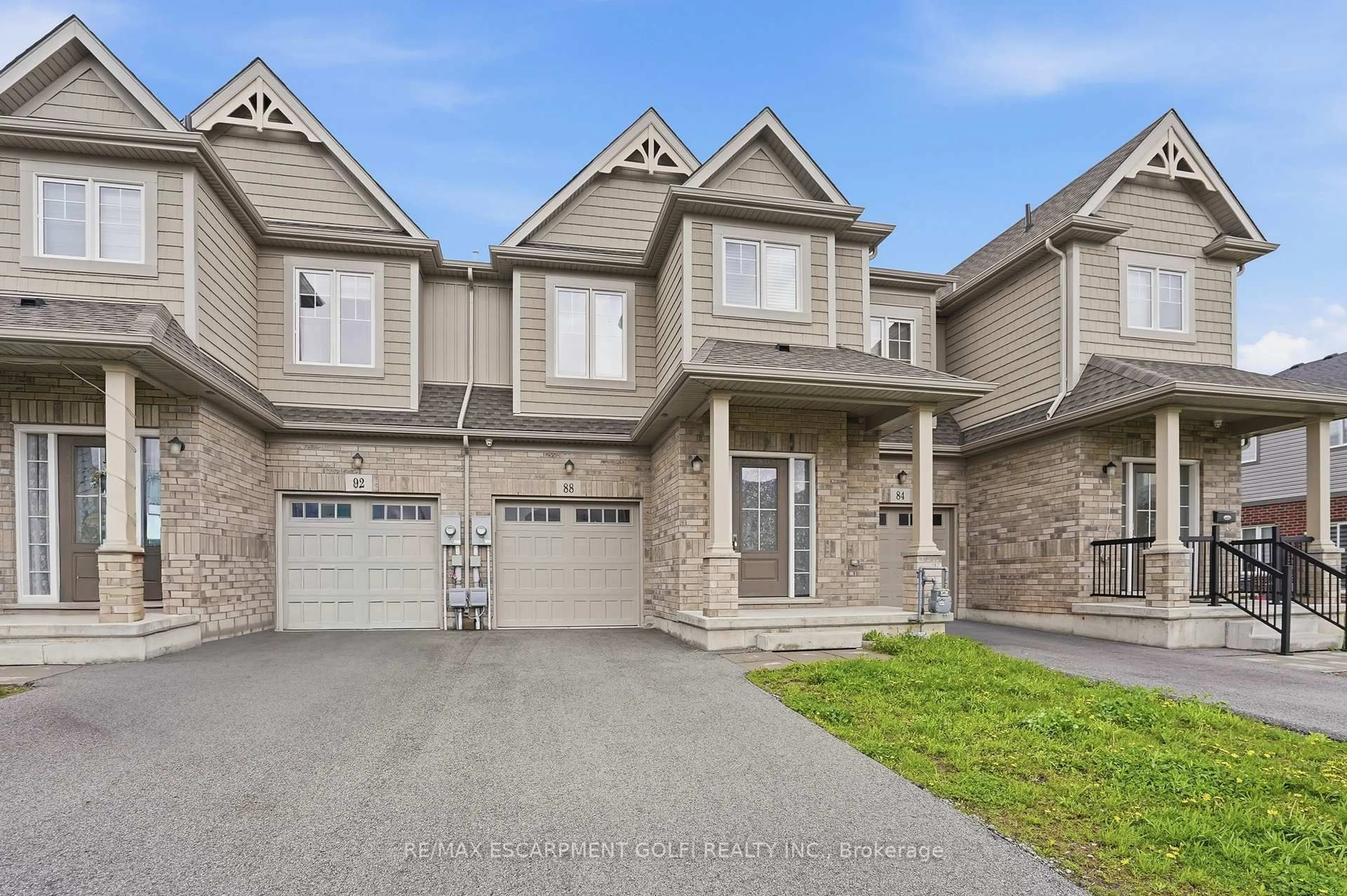 Home with brick exterior material, street for 88 Sycamore St, Welland Ontario L3B 5N8