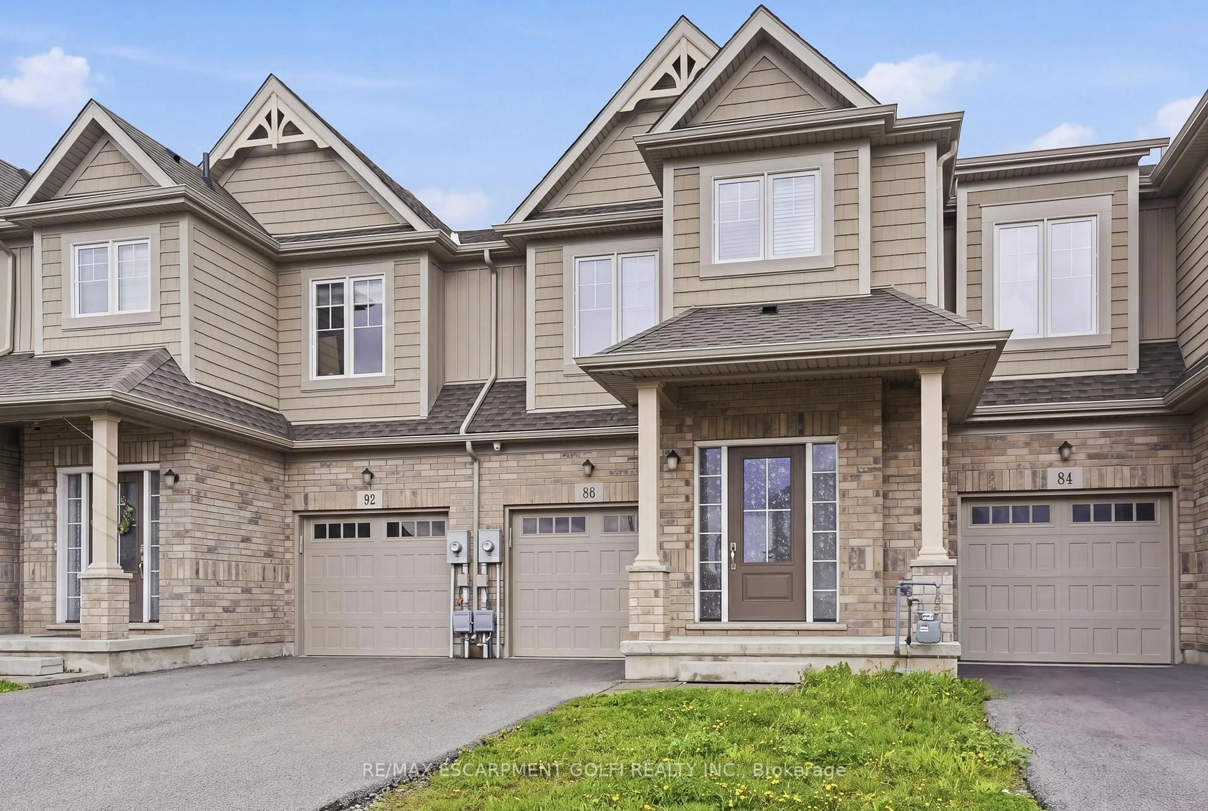 Home with brick exterior material, street for 88 Sycamore St, Welland Ontario L3B 5N8