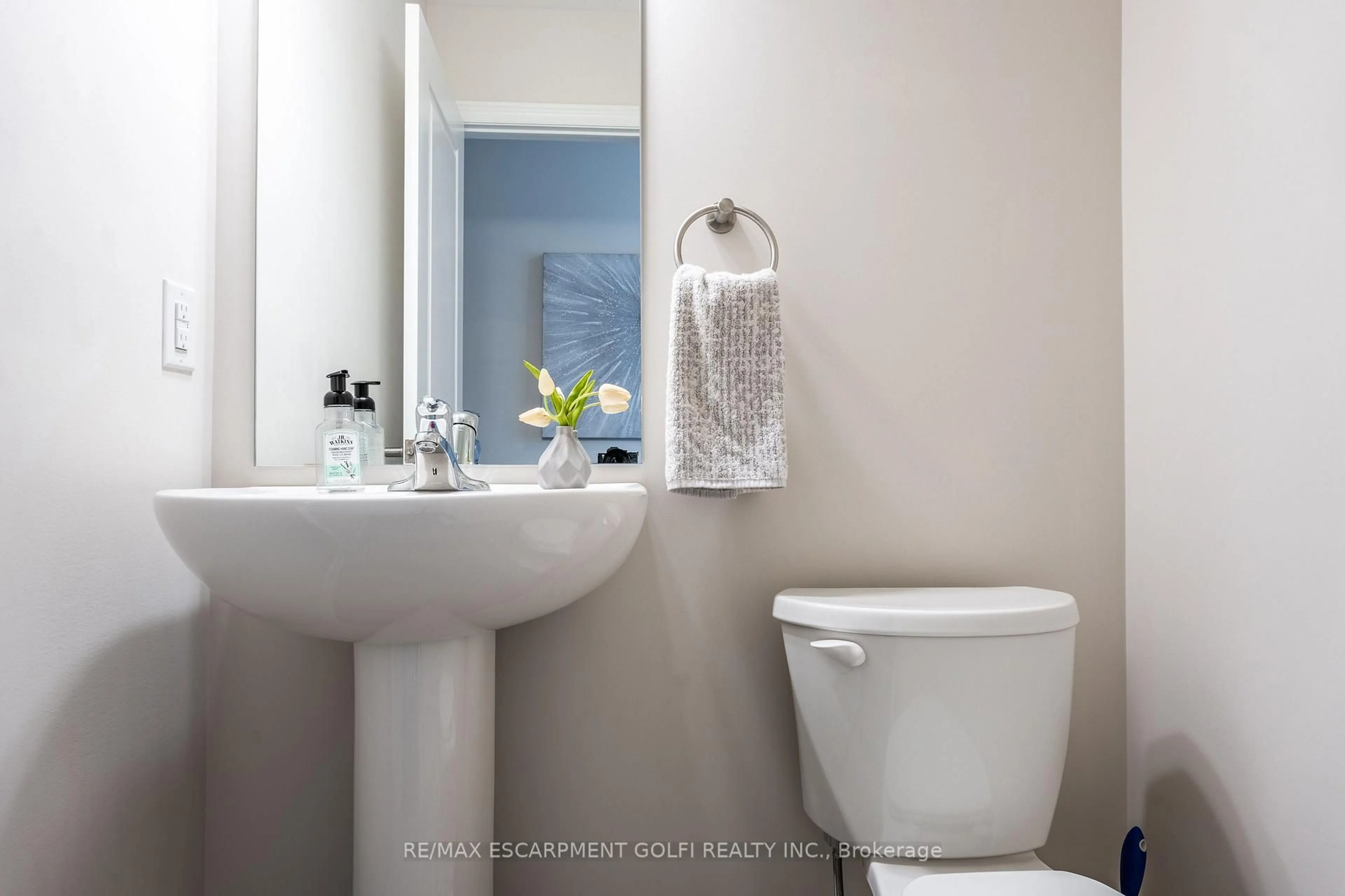 Standard bathroom, ceramic/tile floor for 88 Sycamore St, Welland Ontario L3B 5N8