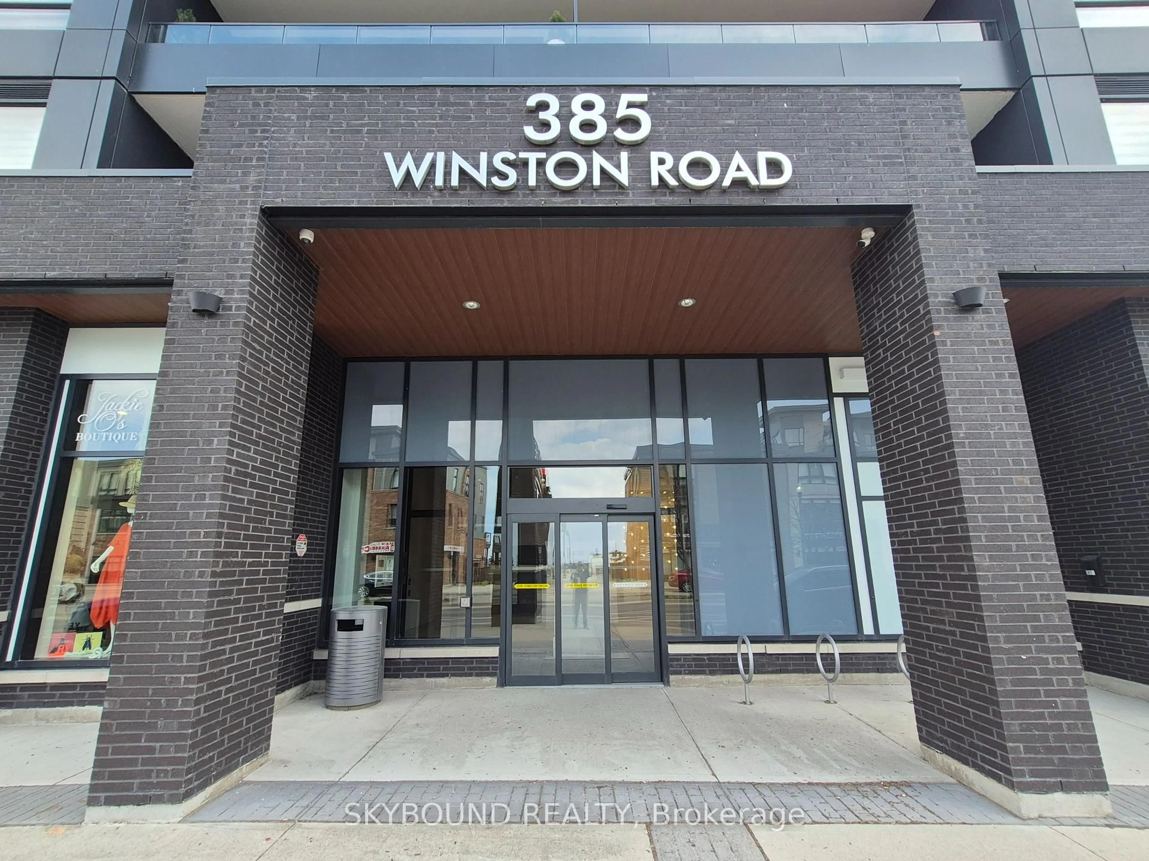 Indoor foyer for 385 Winston Rd #LPH 06, Grimsby Ontario L3M 0J3