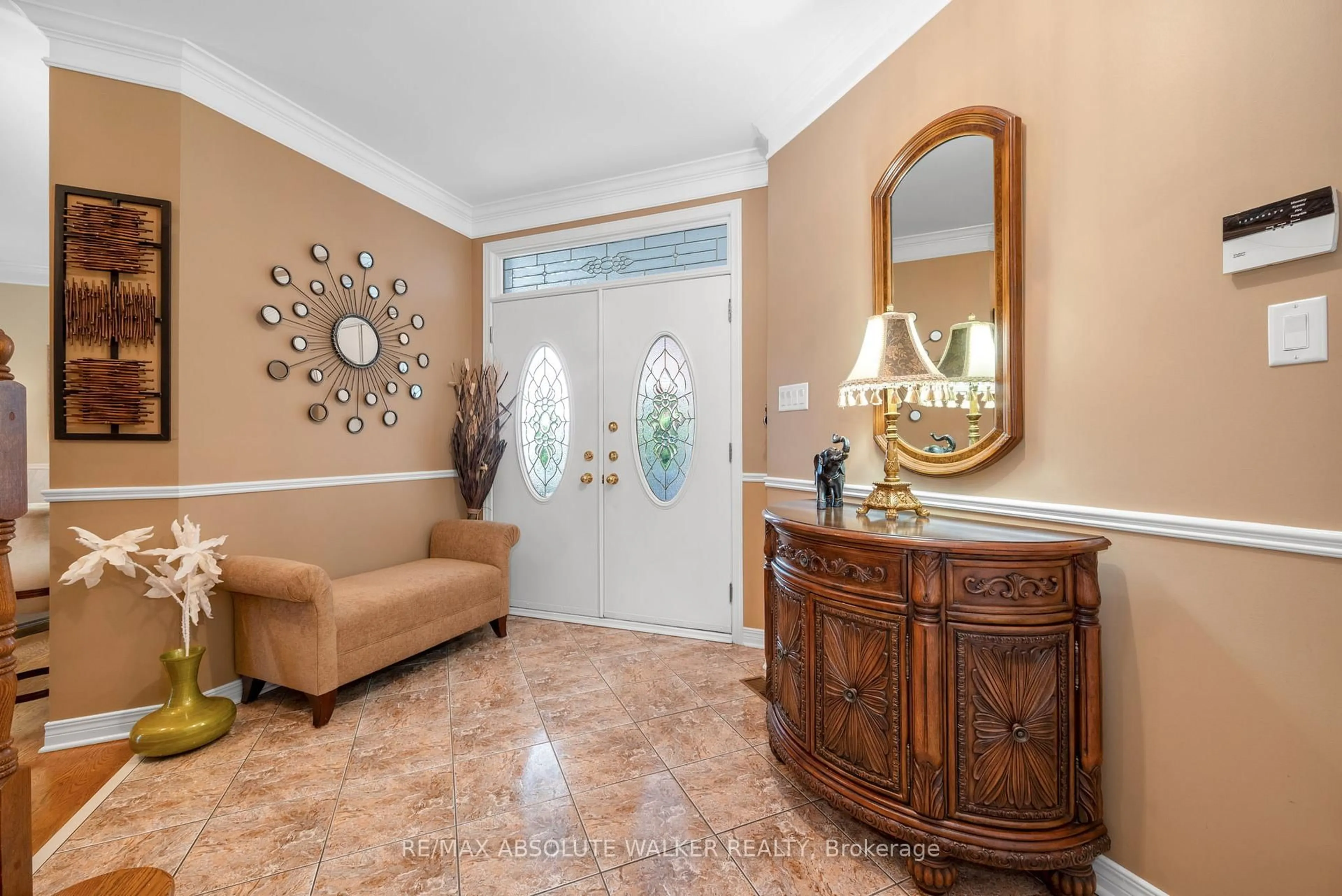 Indoor entryway for 51 Borealis Cres, Ottawa Ontario K1K 4T5