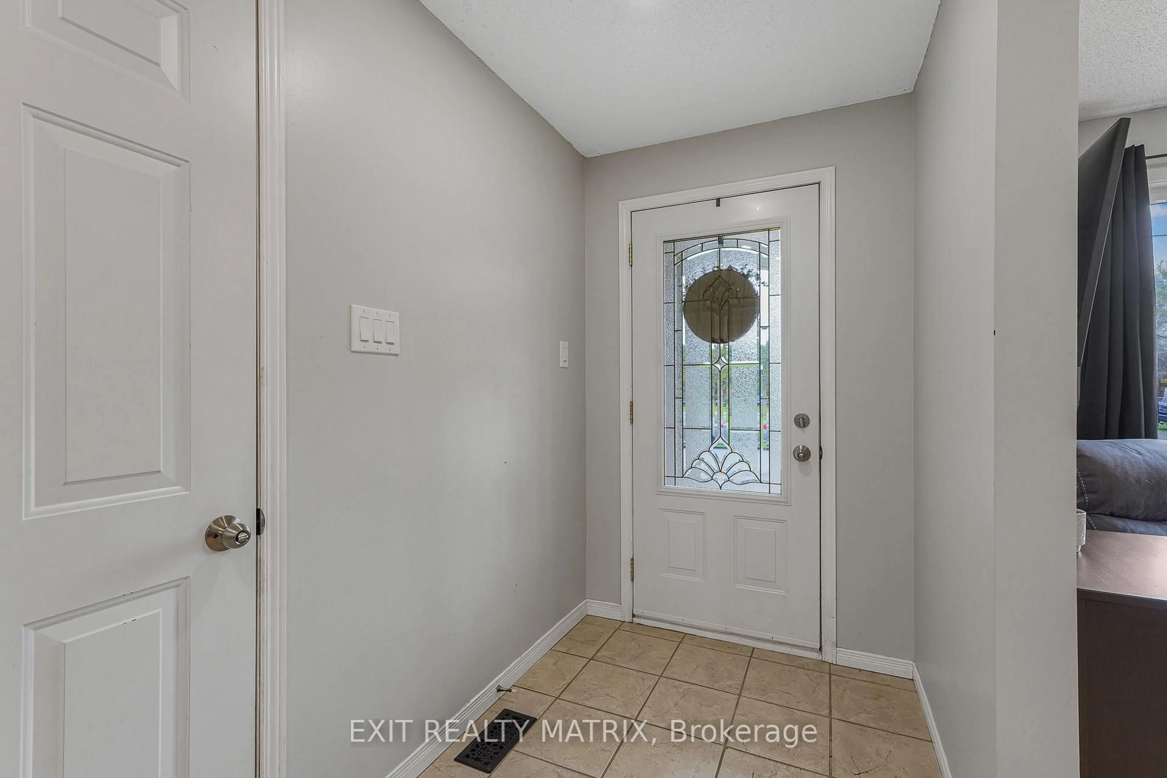 Indoor entryway for 2 Gloss St #B, North Stormont Ontario K0A 1R0