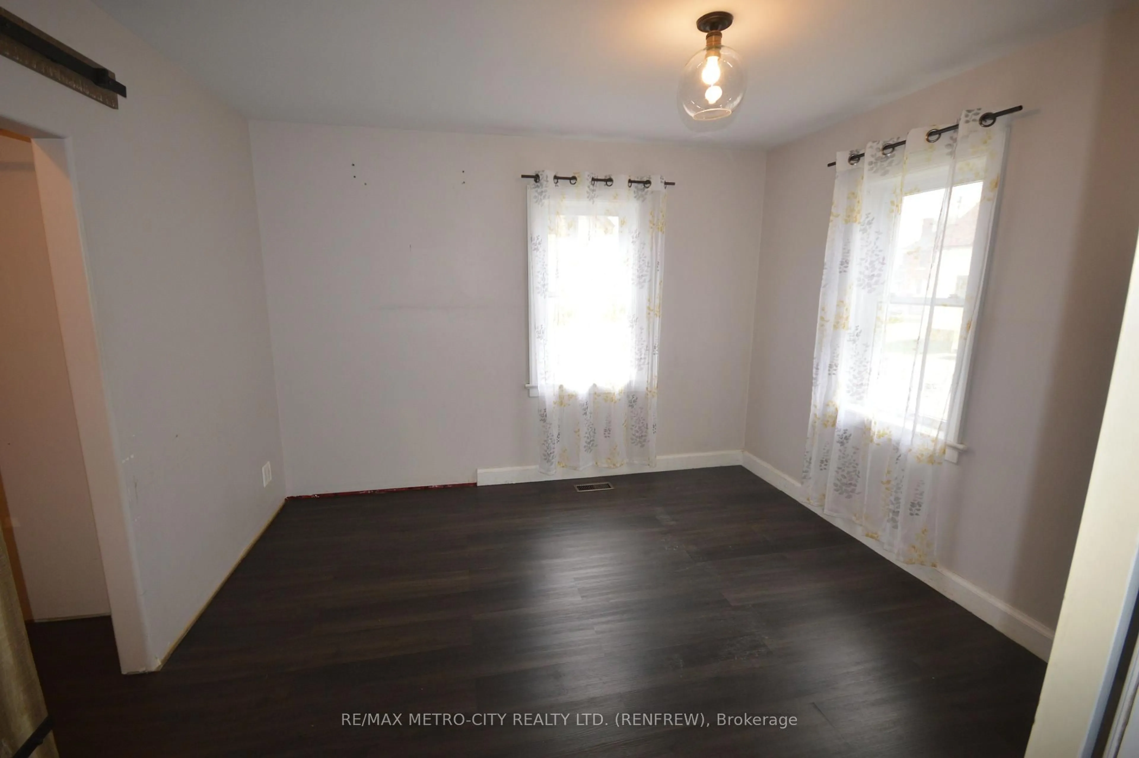 A pic of a room for 143 Munroe Ave, Renfrew Ontario K7V 3L2