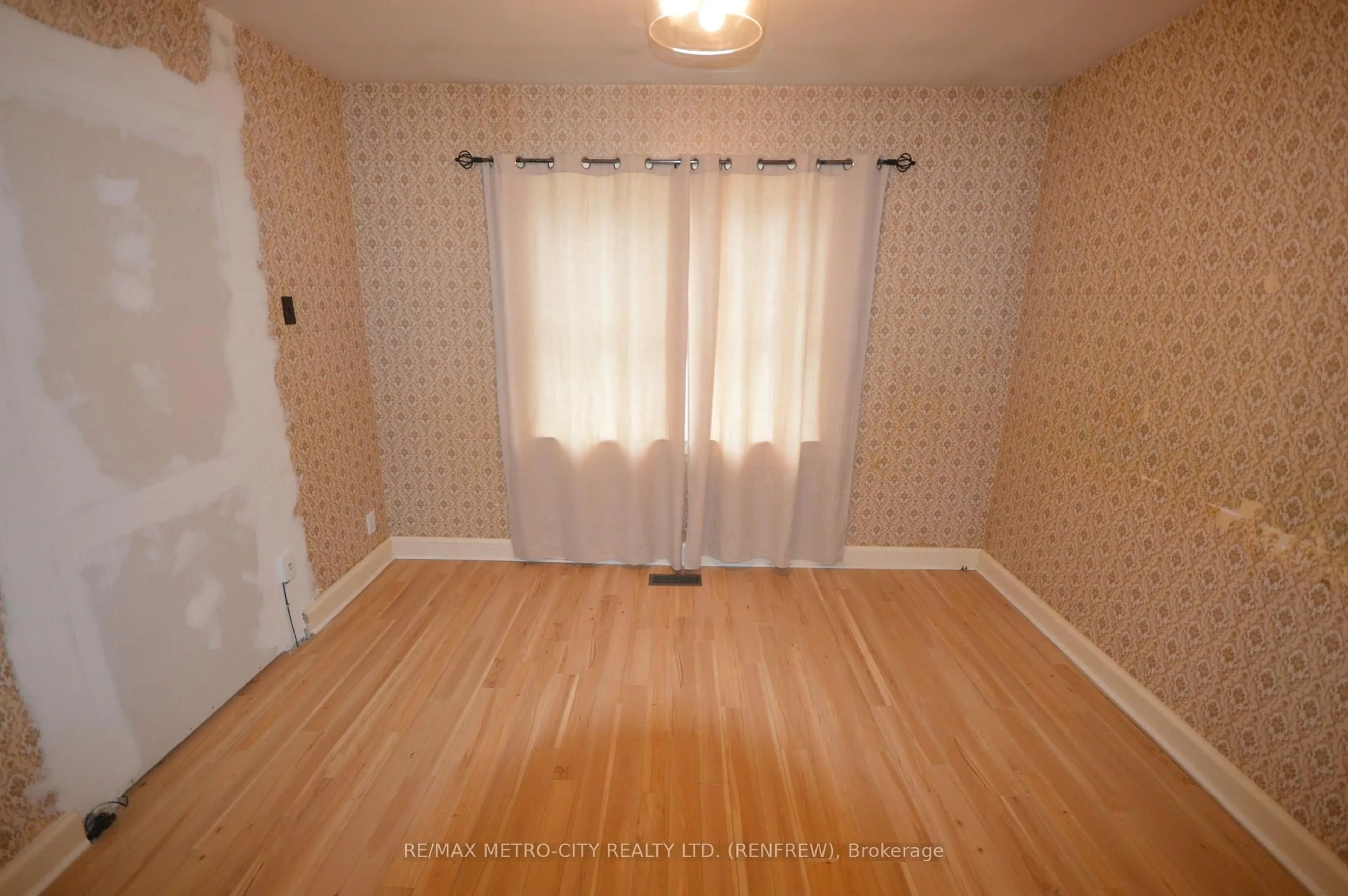 A pic of a room for 143 Munroe Ave, Renfrew Ontario K7V 3L2