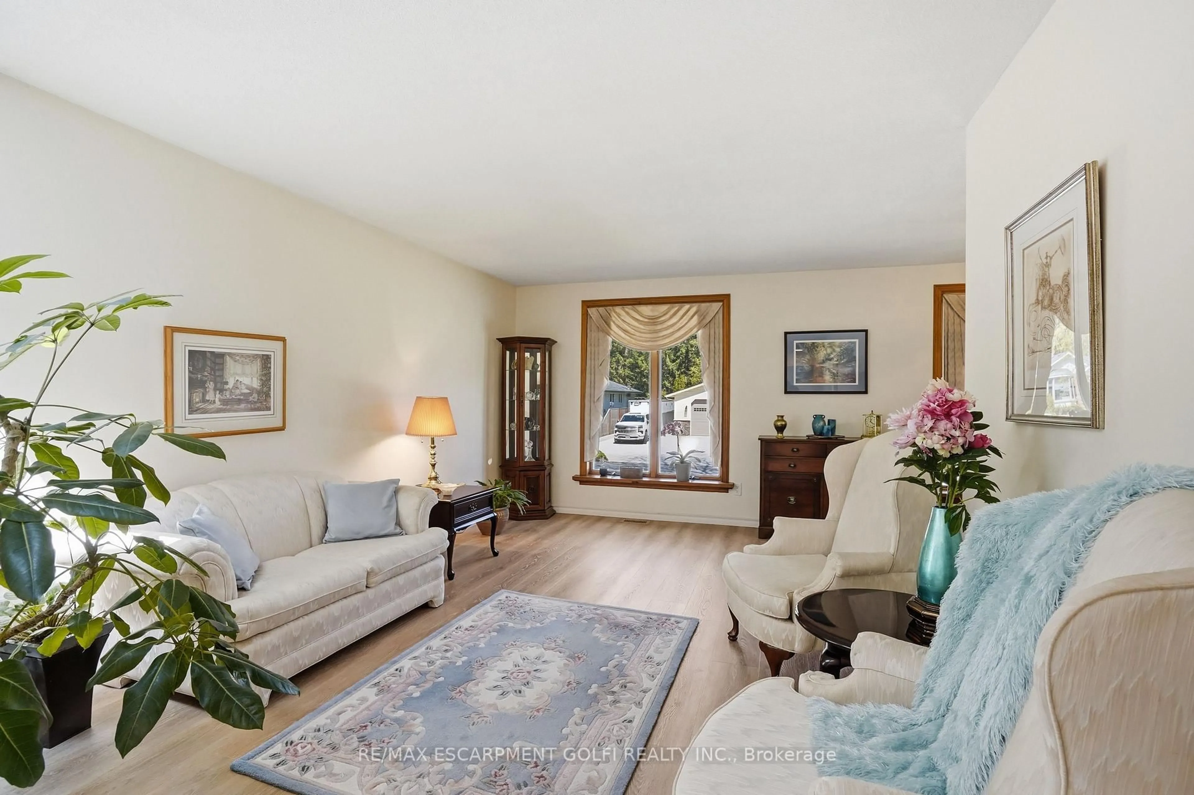 Living room with furniture, unknown for 13 FALLINGBROOK Dr, Pelham Ontario L0S 1E1